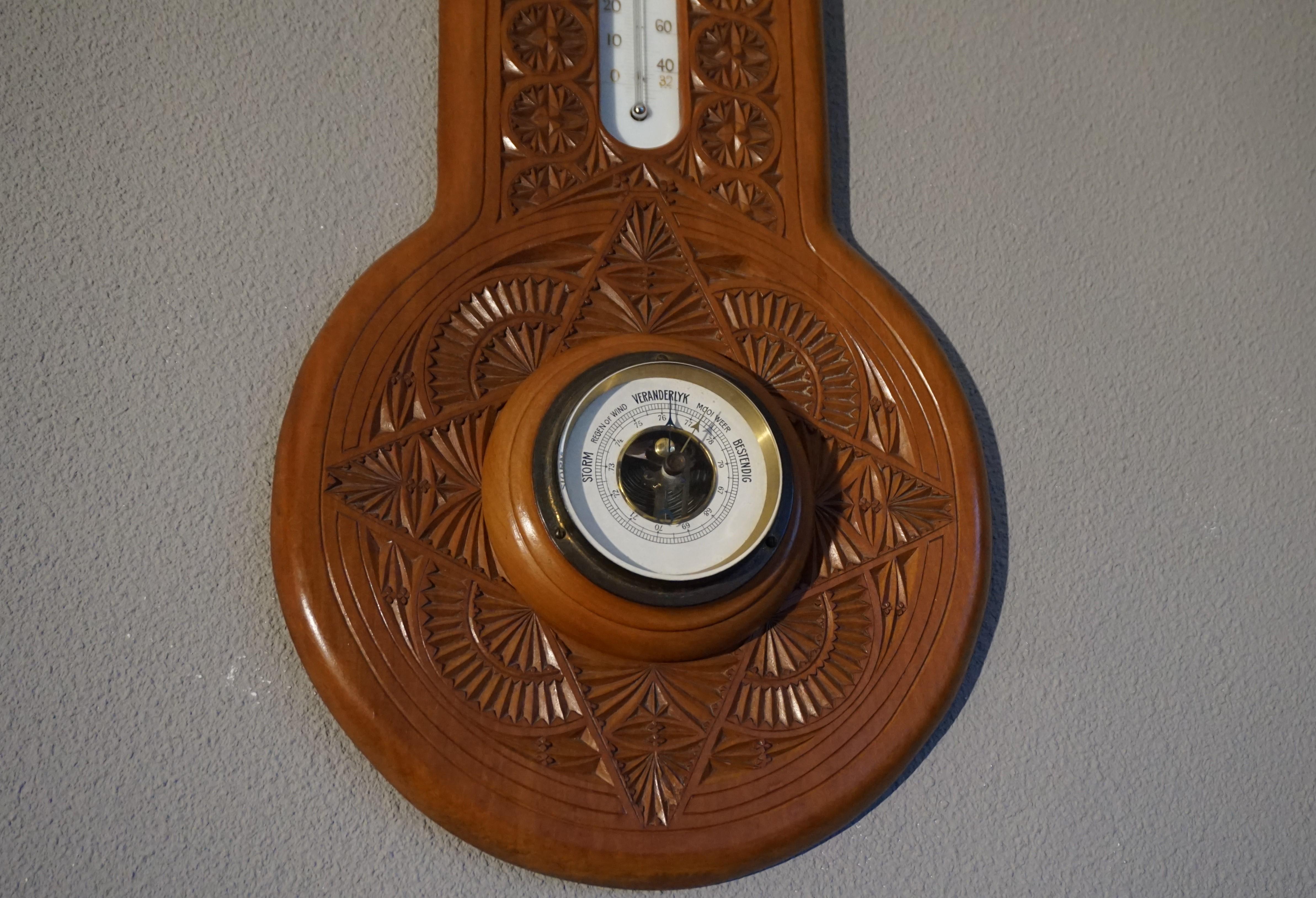 Néerlandais Baromètre et thermomètre néerlandais Arts & Crafts ancien magnifiquement sculpté à la main 1910