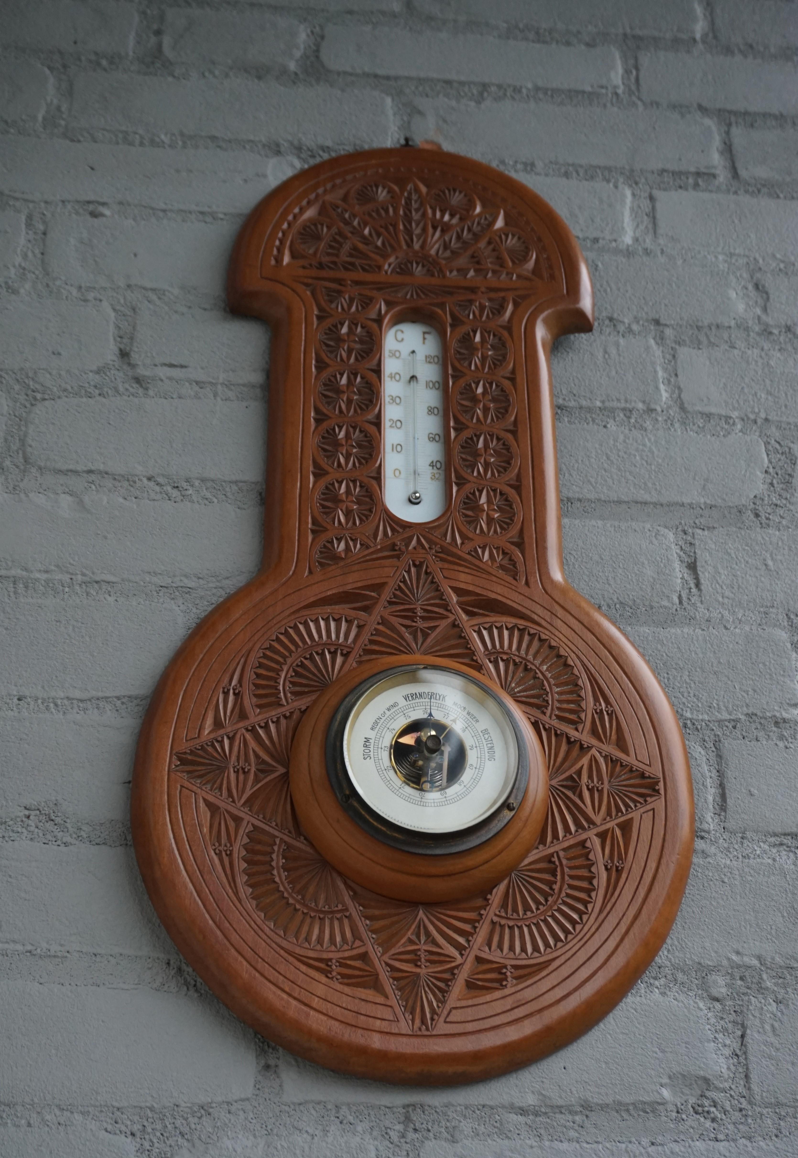 Schön handgeschnitztes antikes niederländisches Arts and Crafts Barometer und Thermometer 1910 (20. Jahrhundert) im Angebot