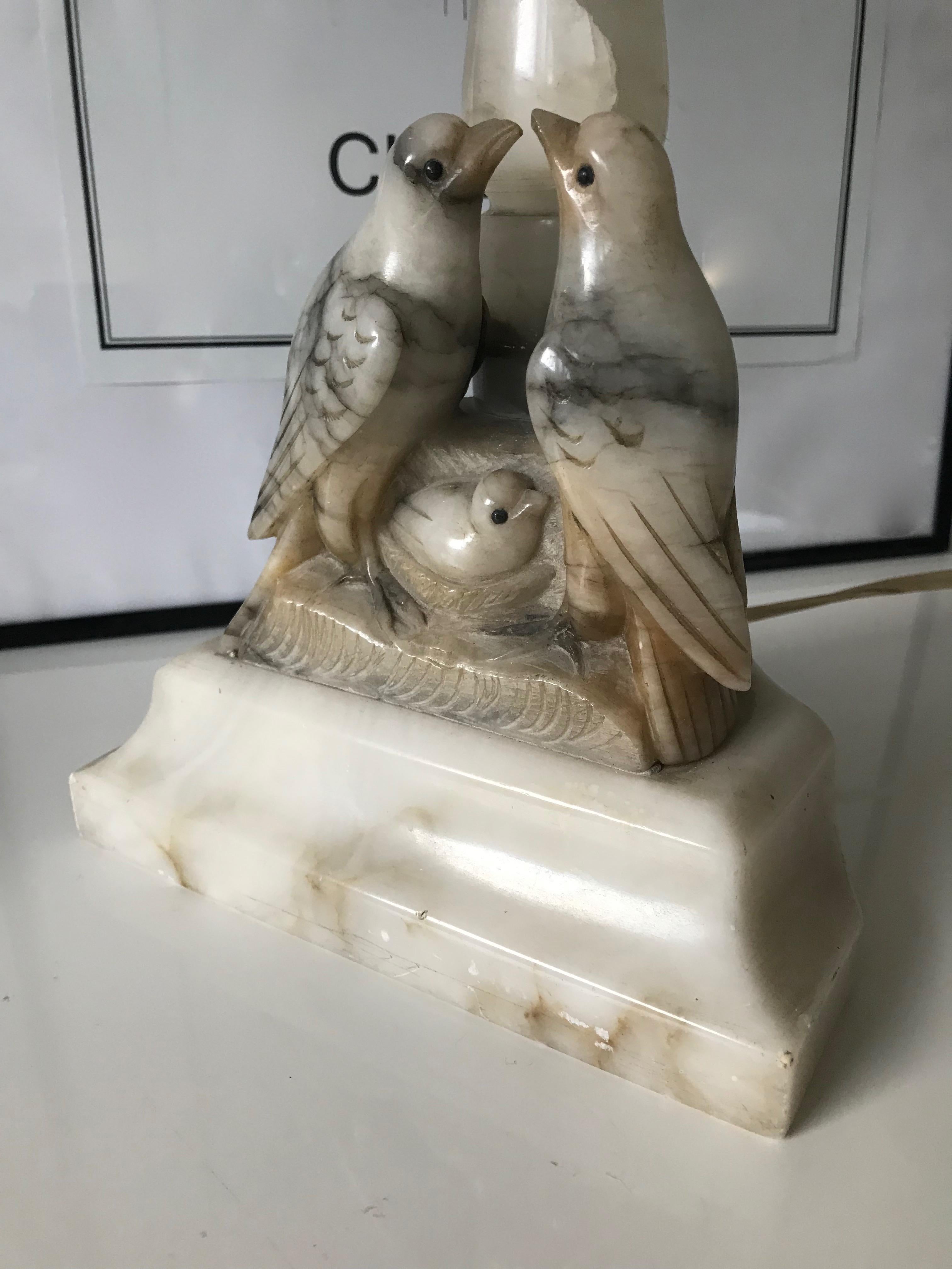 Wunderschön handgeschnitzte Midcentury Nesting Birds Alabaster Tisch oder Schreibtischlampe (Romantik) im Angebot