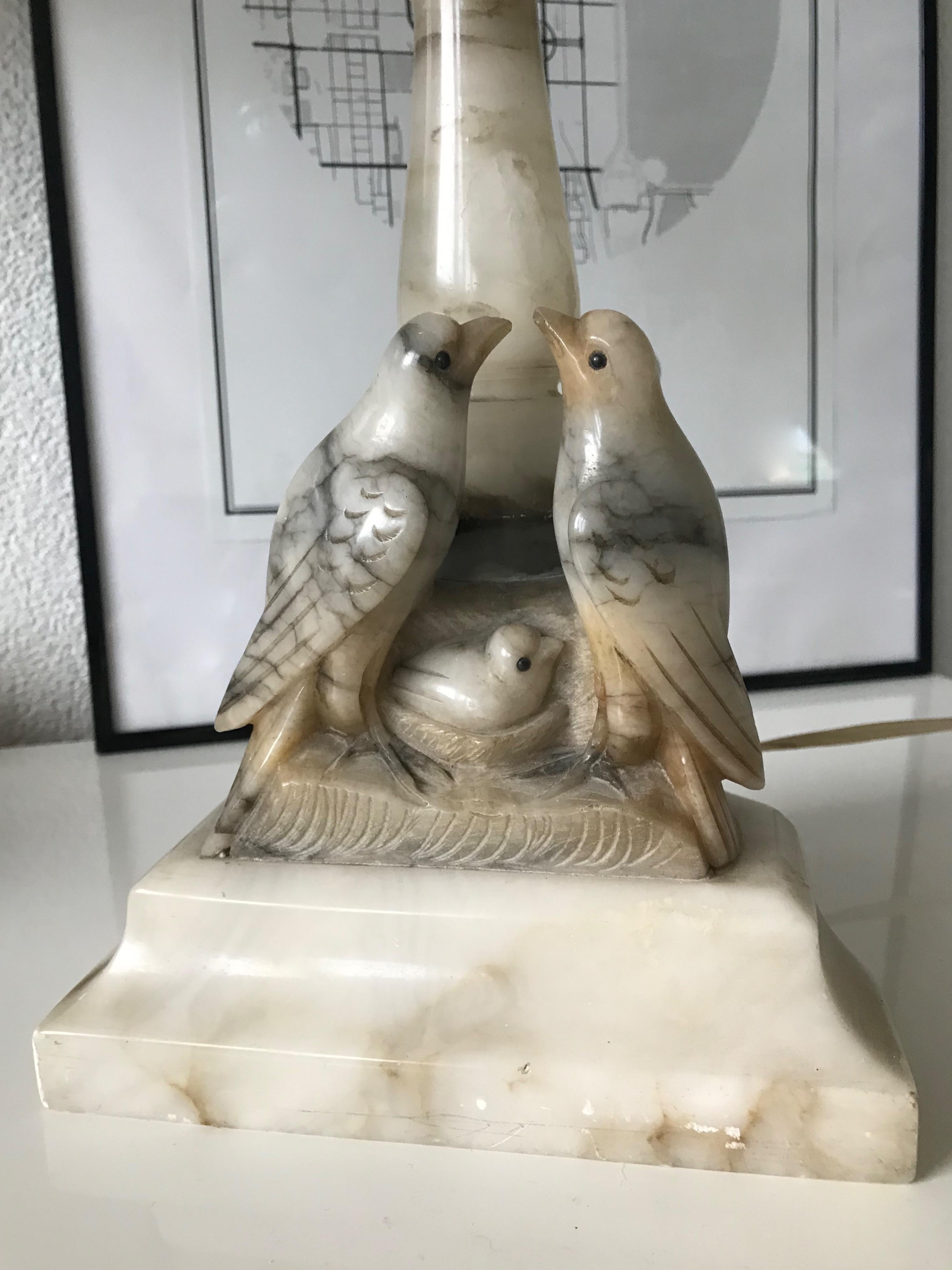 Wunderschön handgeschnitzte Midcentury Nesting Birds Alabaster Tisch oder Schreibtischlampe (Französisch) im Angebot