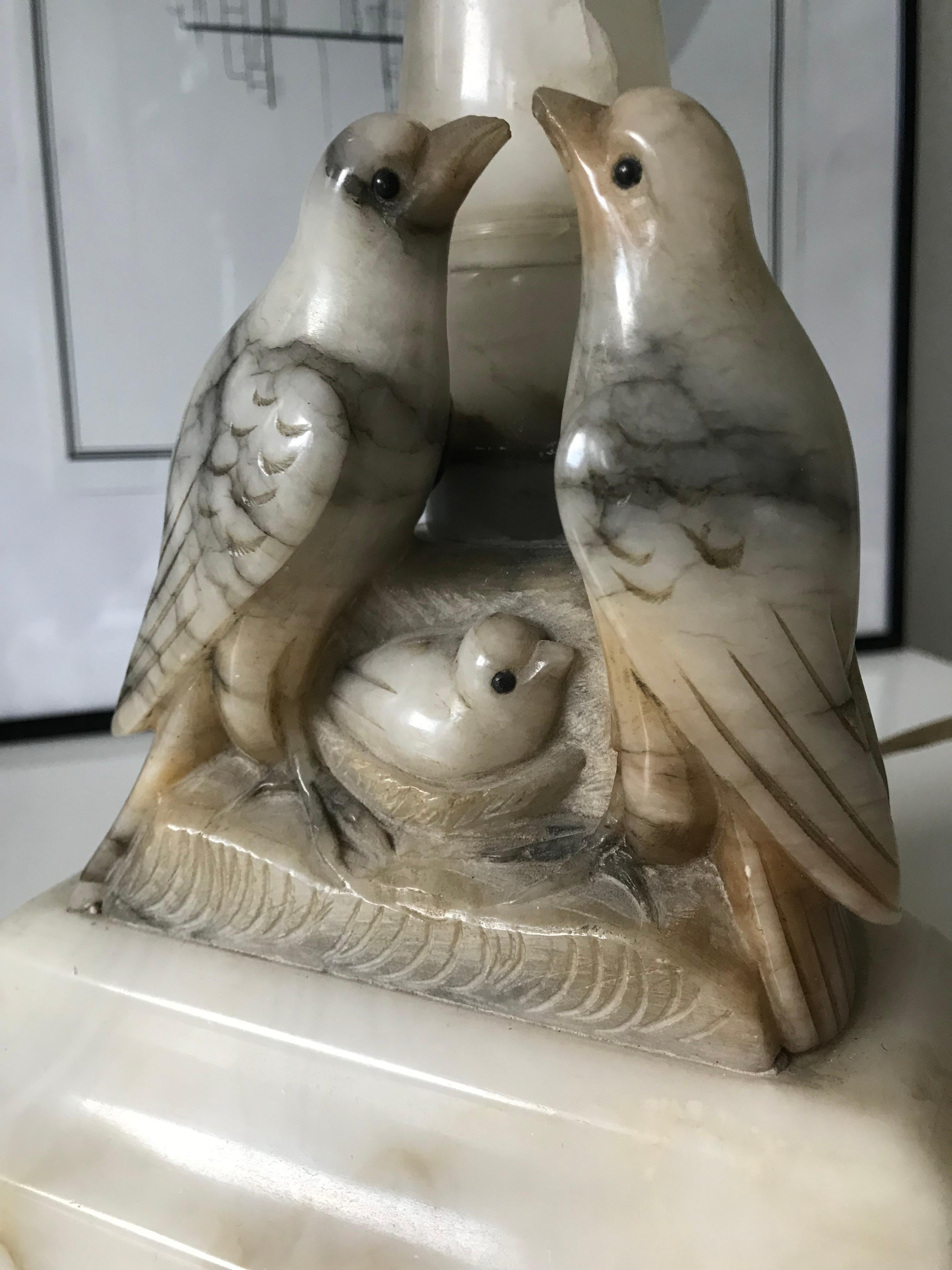 Wunderschön handgeschnitzte Midcentury Nesting Birds Alabaster Tisch oder Schreibtischlampe (Handgeschnitzt) im Angebot