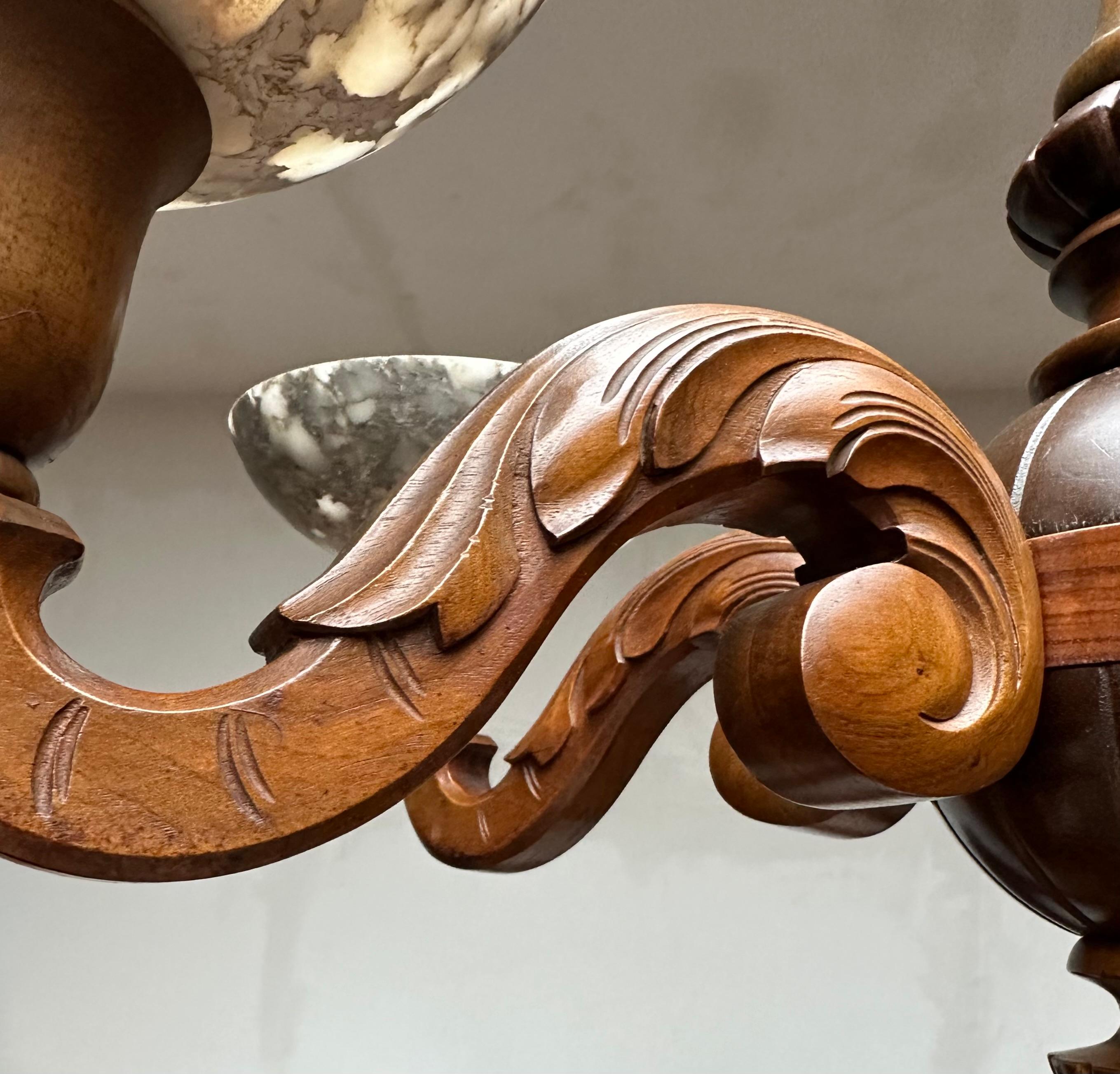 20ième siècle Lustre en bois de noyer magnifiquement sculpté à la main. Pendentif à abat-jour en albâtre en vente