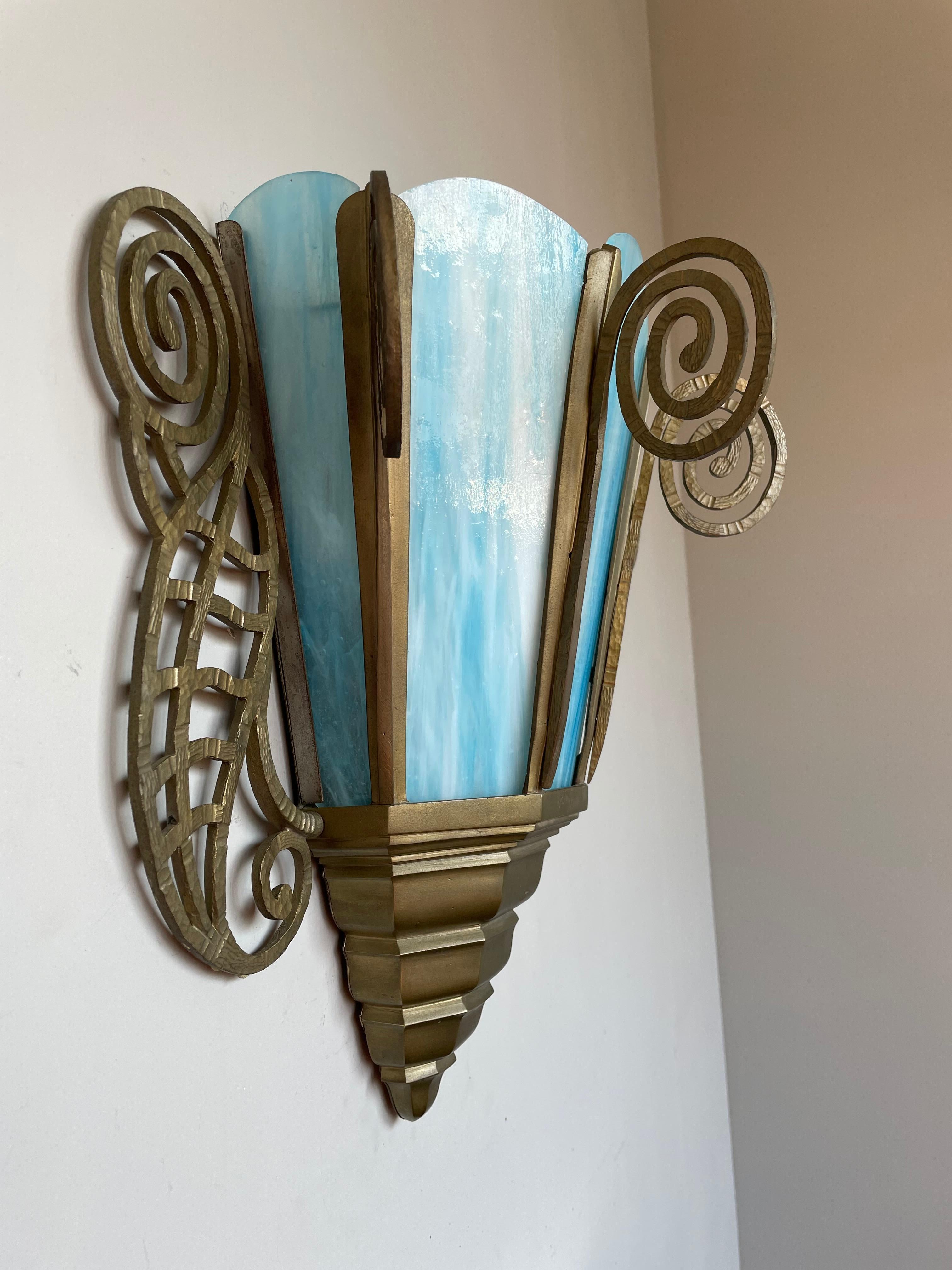 Beautifully Hand-Crafted, Large Art Nouveau Style Bronze & Art Glass Wall Sconce In Excellent Condition For Sale In Lisse, NL
