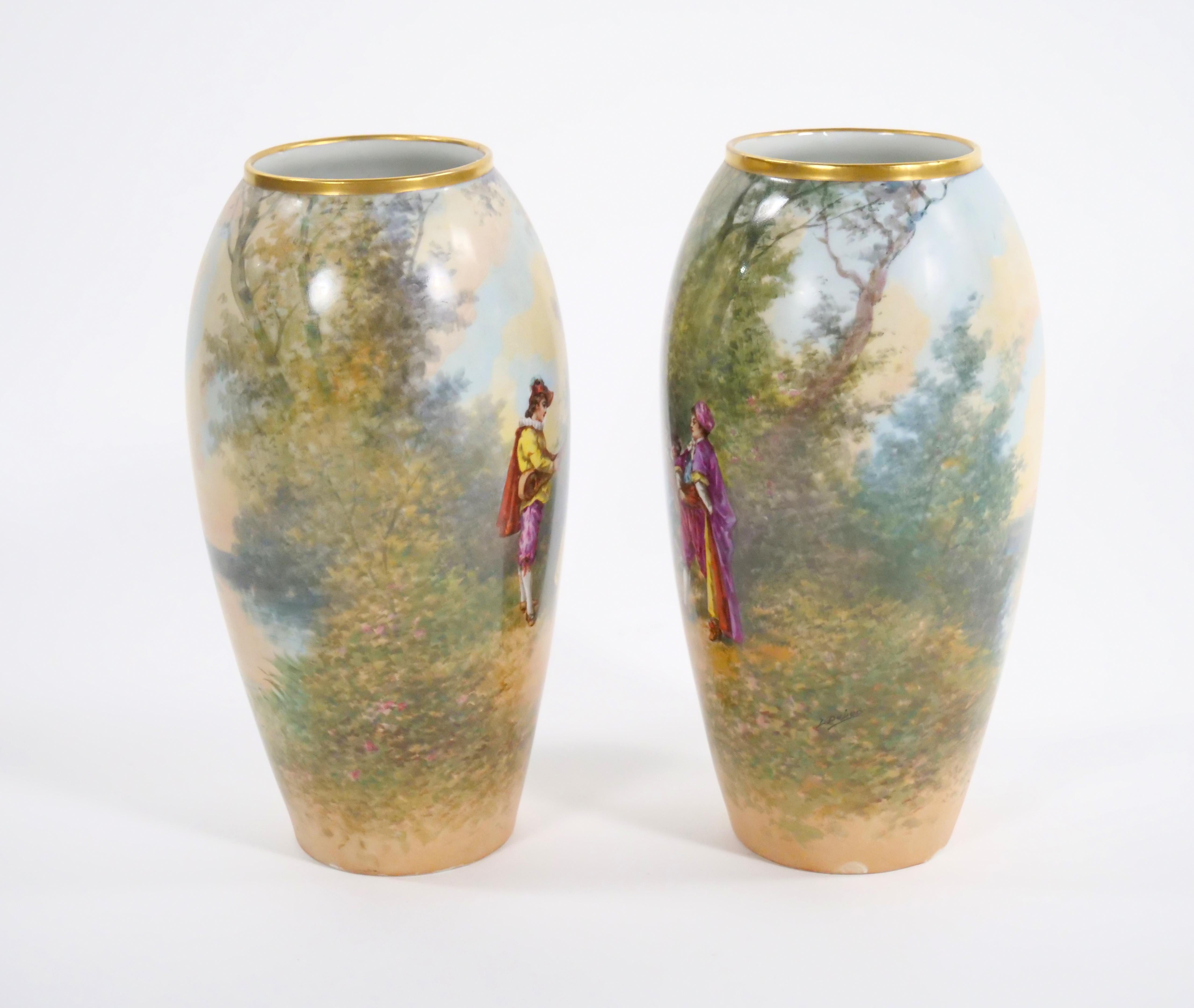 Erhöhen Sie Ihre Dekoration mit diesem Paar wunderschön handbemalter und verzierter goldener Szenen-Details dekorativer Vasen oder Tafelaufsätze. Jede Vase ist ein Meisterwerk der Kunst, mit einzigartigen Motiven auf der Vorder- und Rückseite. Auf