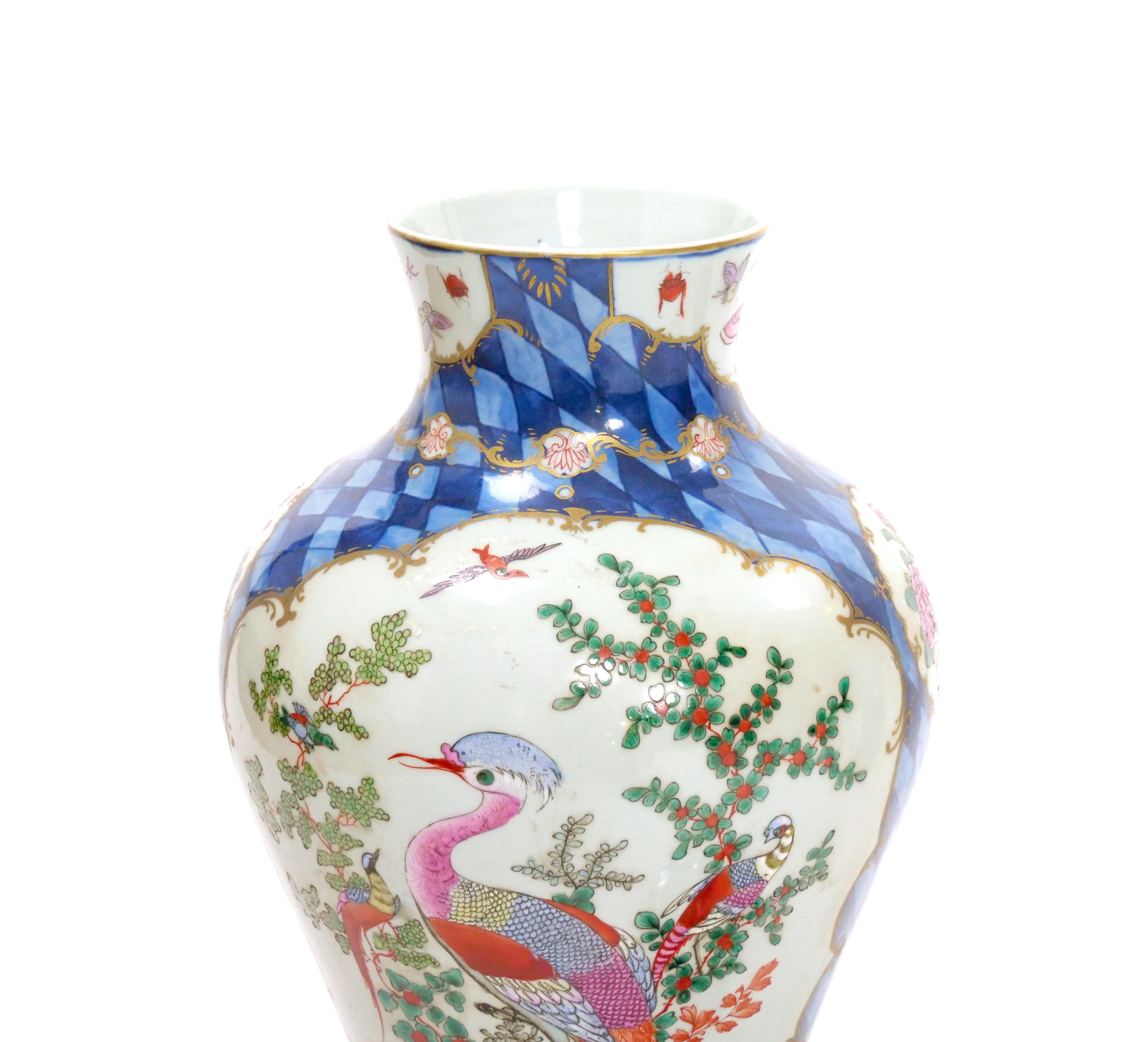 Obra maestra del arte chino, esta urna/jarrón decorativo chino de exportación, bellamente pintado a mano y decorado en dorado, es un extraordinario complemento para cualquier buena colección. El jarrón presenta un exquisito exterior adornado con