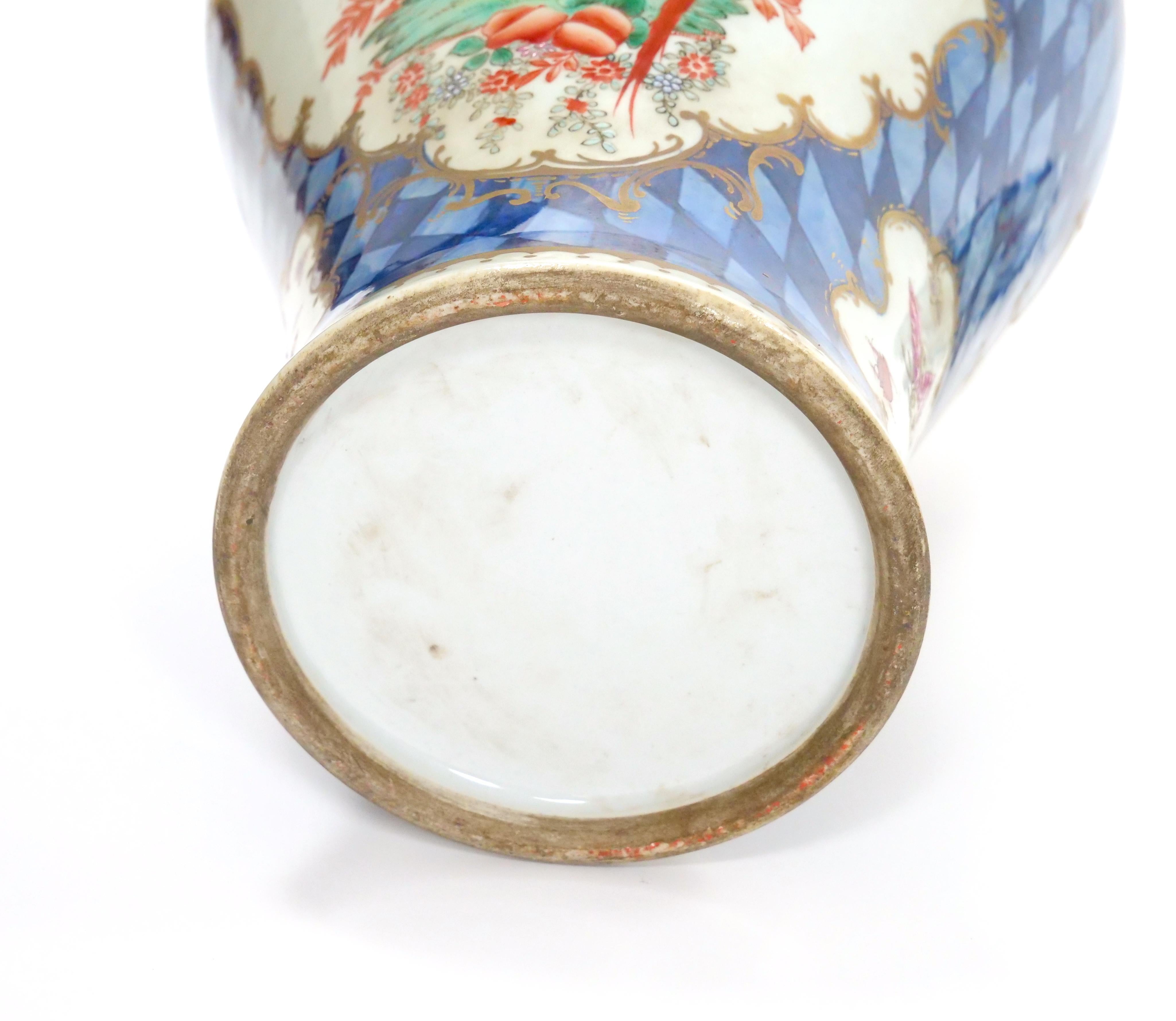 Urna / Jarrón Decorativo de Exportación Chino Bellamente Pintado a Mano / Dorado en venta 1