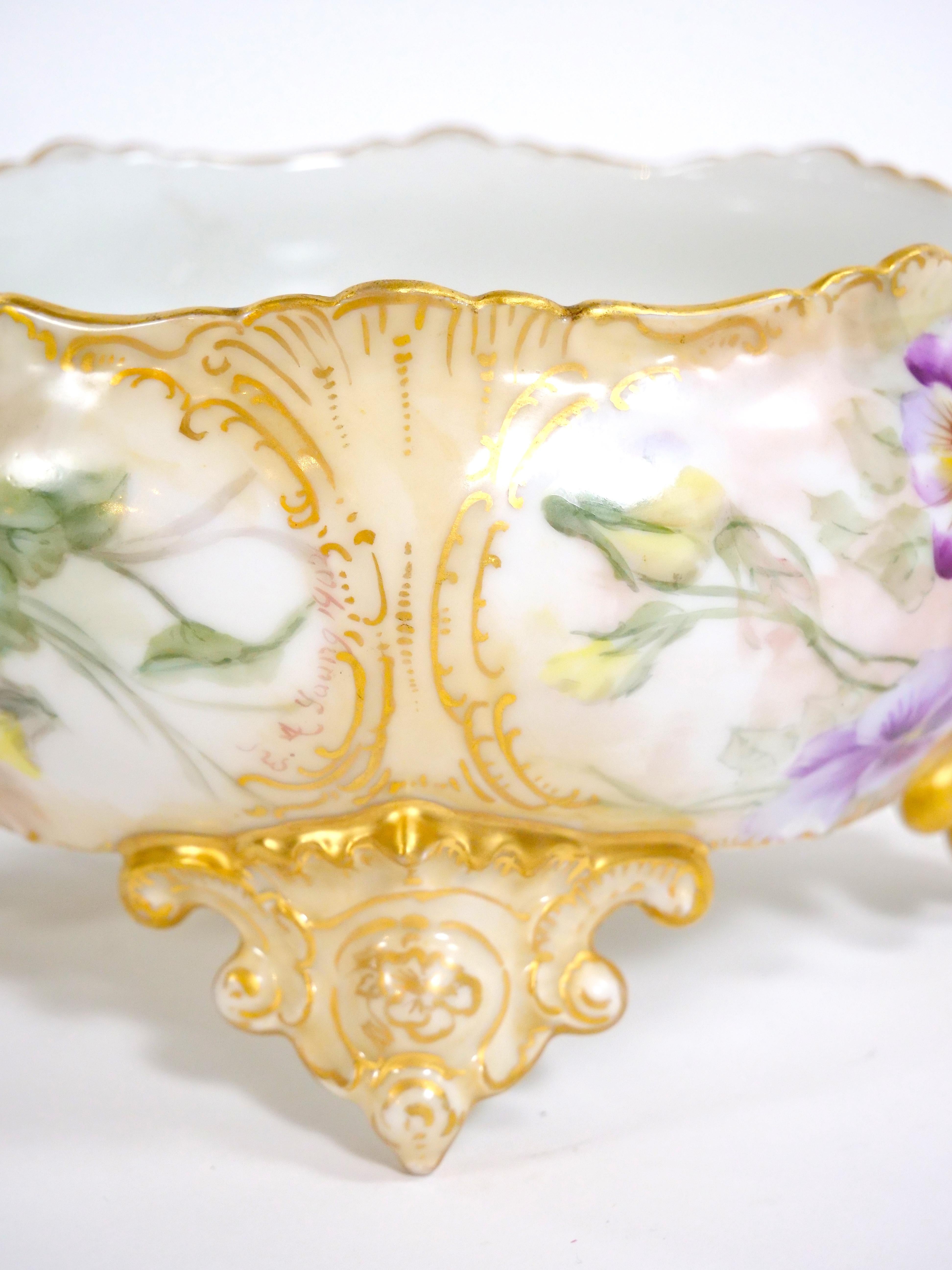 Français Magnifiquement peint à la main / doré  Bol à pied pour centre de table en porcelaine française en vente