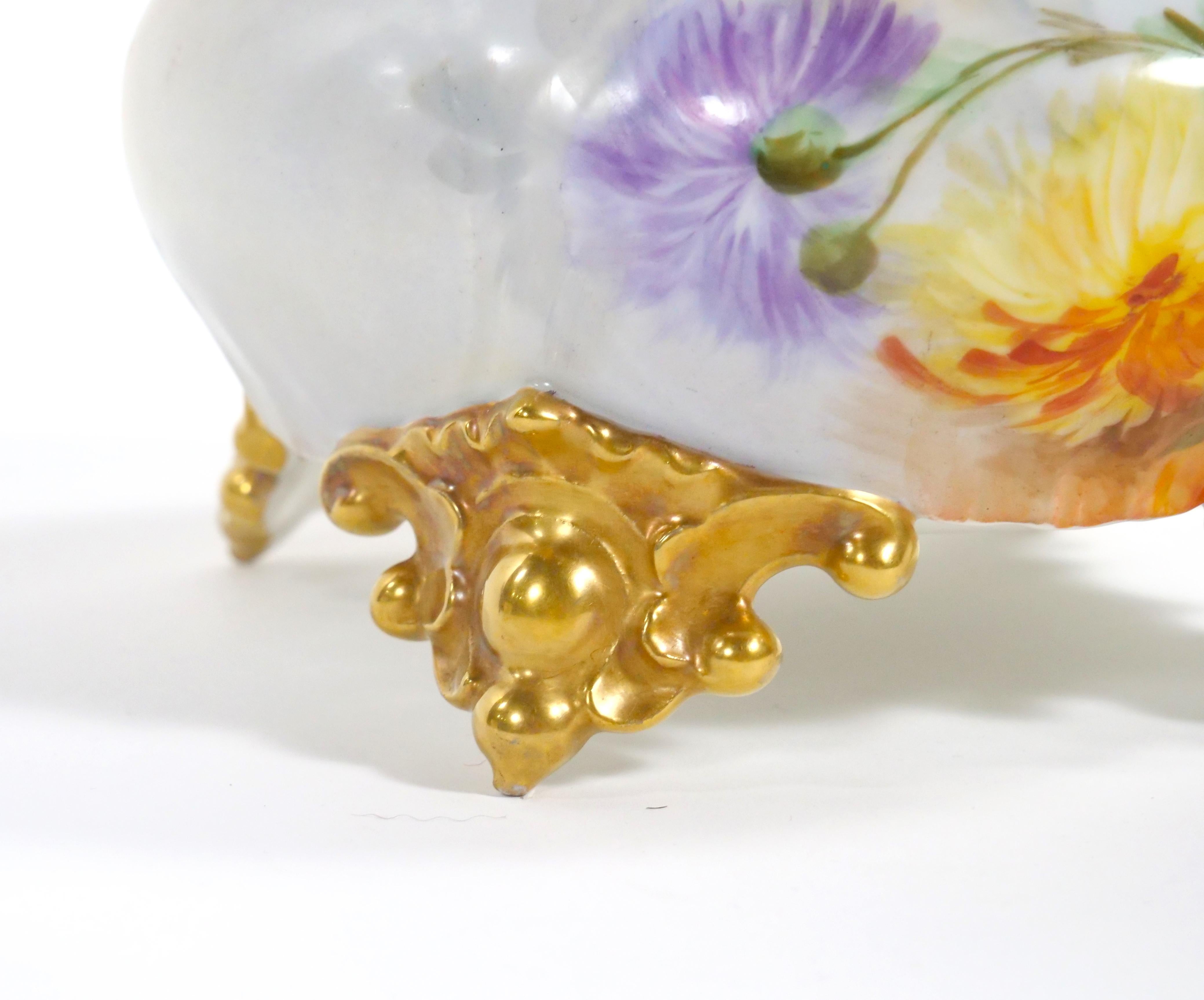 Bellamente Pintado a Mano / Dorado  Cuenco de porcelana francesa con pie para centro de mesa en Bueno estado para la venta en Tarry Town, NY