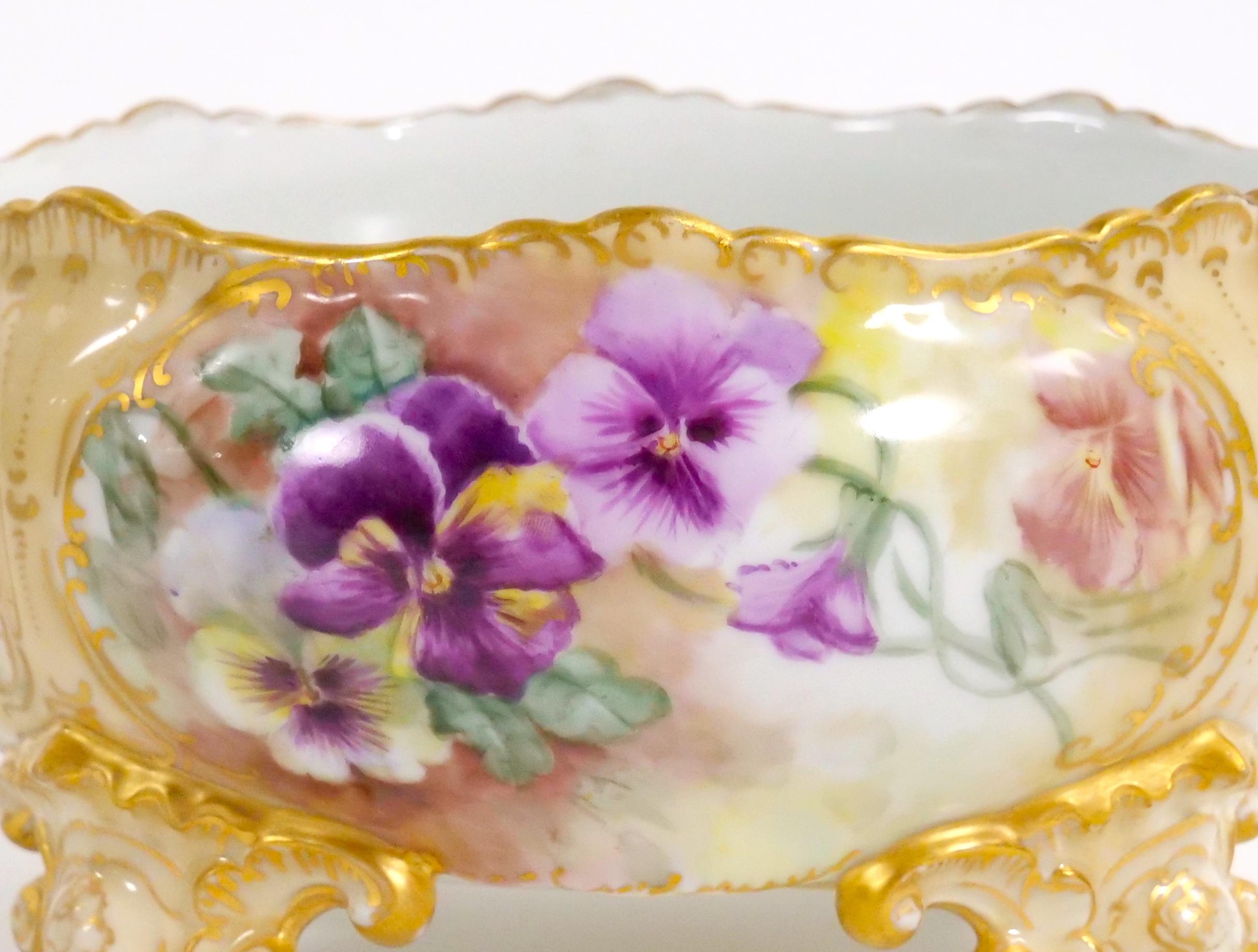 Doré Magnifiquement peint à la main / doré  Bol à pied pour centre de table en porcelaine française en vente