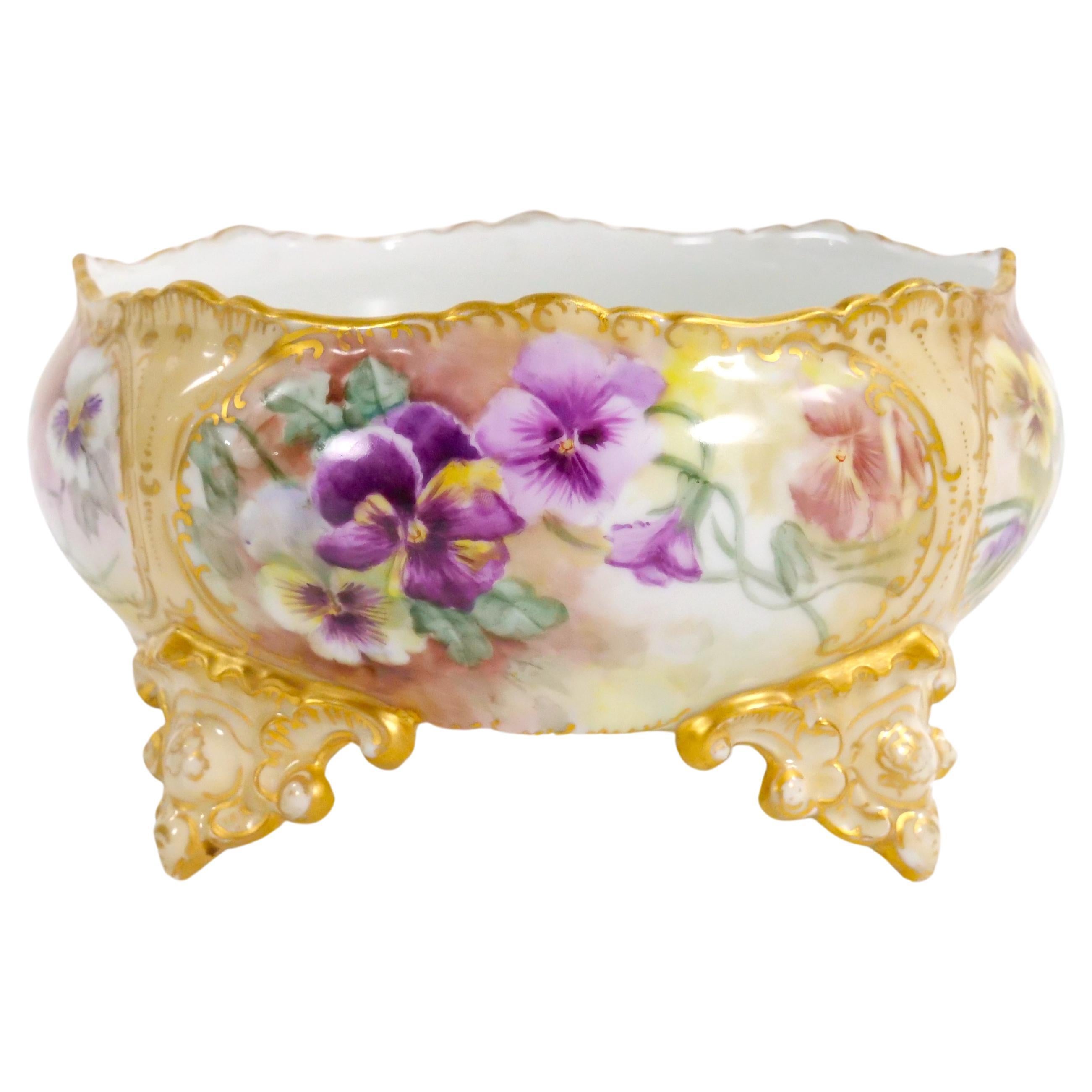 Wunderschön handbemalt / vergoldet  Französisches Porzellan Centerpiece Schale mit Fuß im Angebot