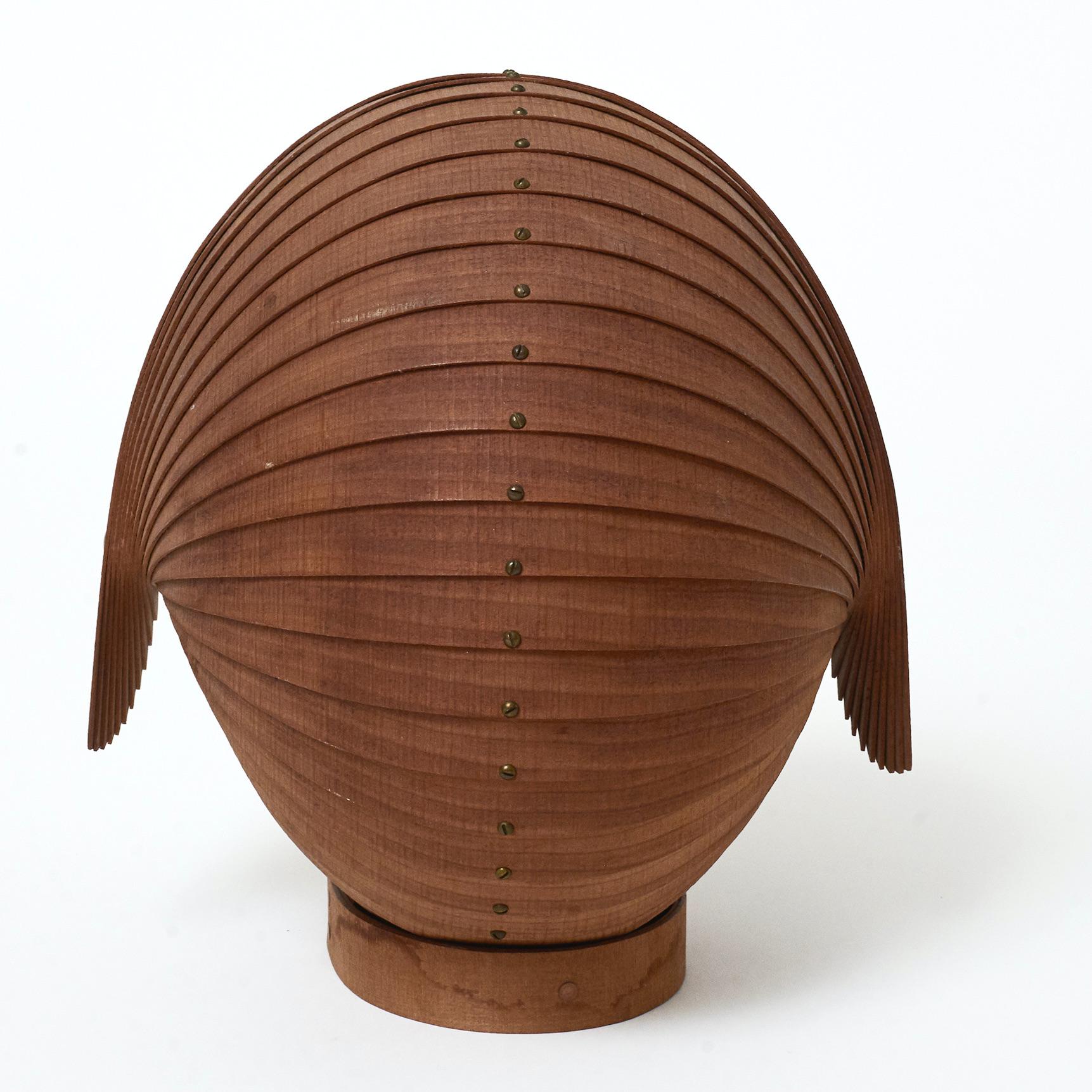 Escultura de madera curvada con forma de nautilus, hacia los años 70 finales del siglo XX en venta