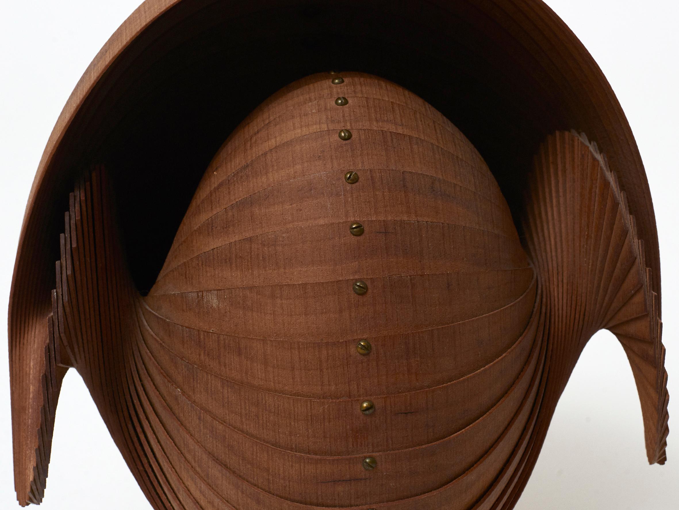 Escultura de madera curvada con forma de nautilus, hacia los años 70 en venta 1