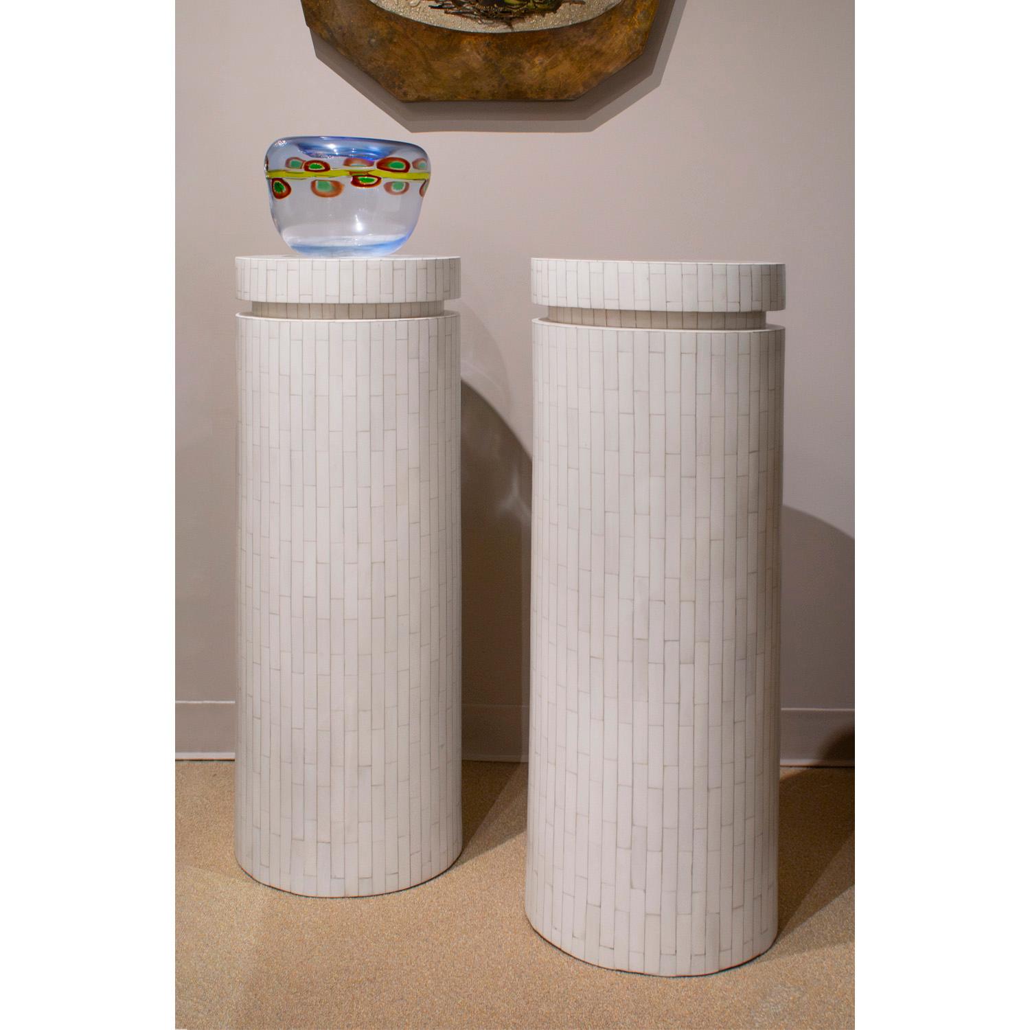 Pareja de pedestales de hueso teselado de la década de 1970 en Excelente estado para la venta en New York, NY