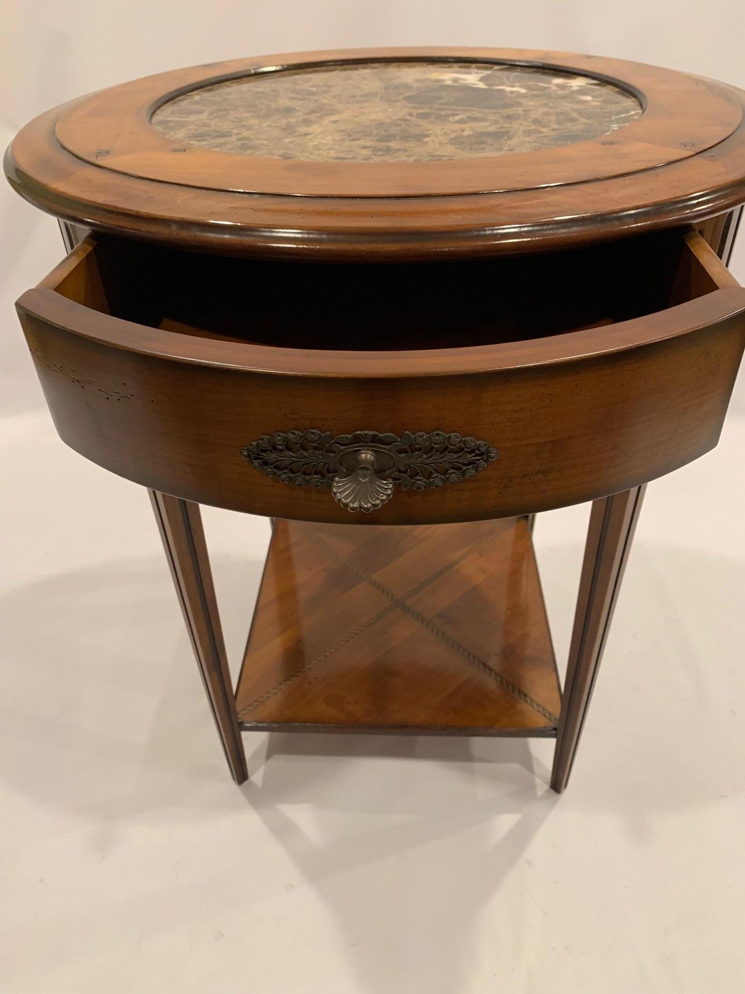 Table d'appoint ronde en bois fruitier de belle facture avec plateau en marbre inséré en vente 5
