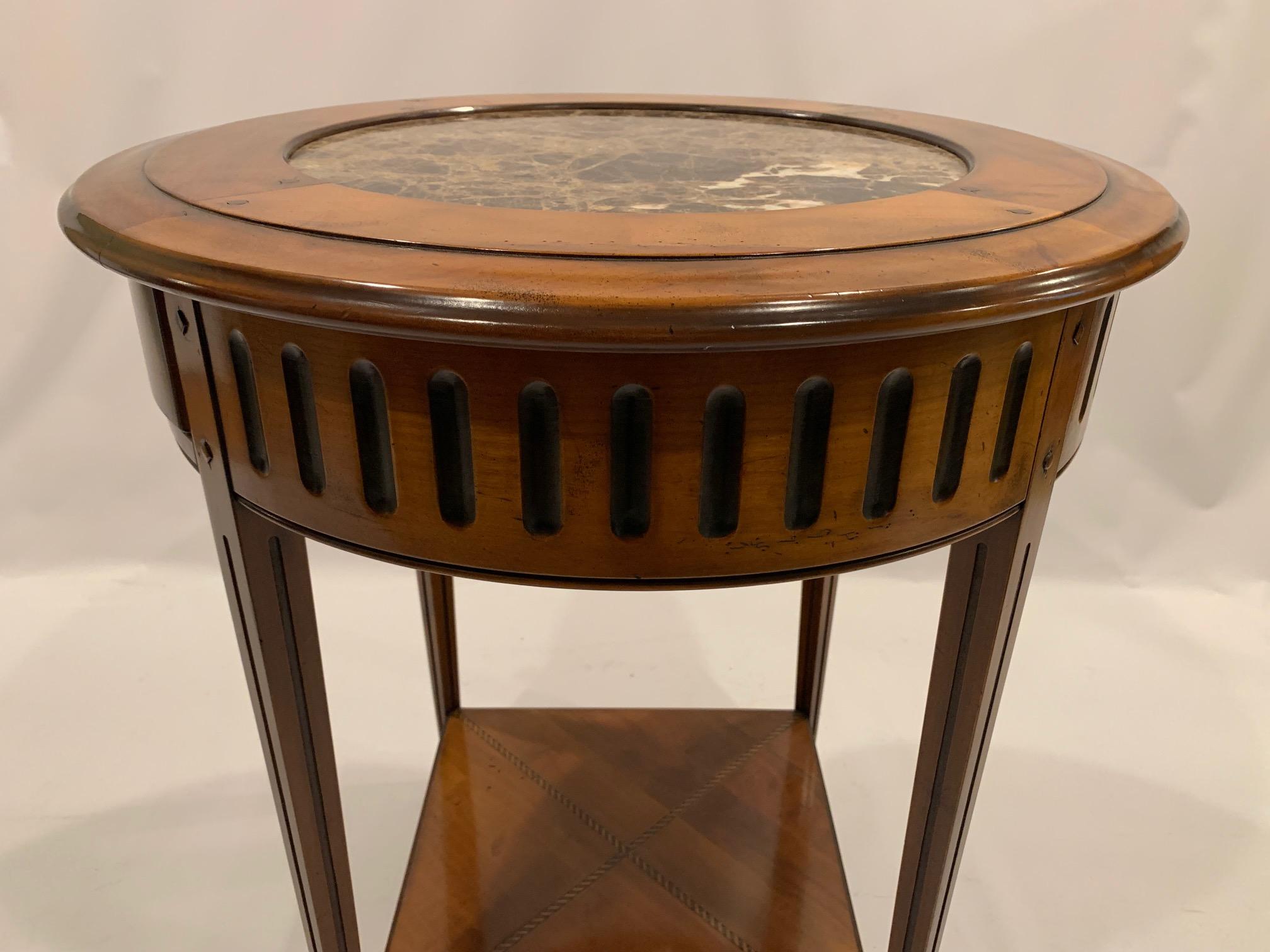 Magnifique table d'appoint ronde polyvalente fabriquée en bois fruitier luxueux avec un plateau en marbre à grain vif marron, taupe et anthracite. Il y a un seul tiroir.