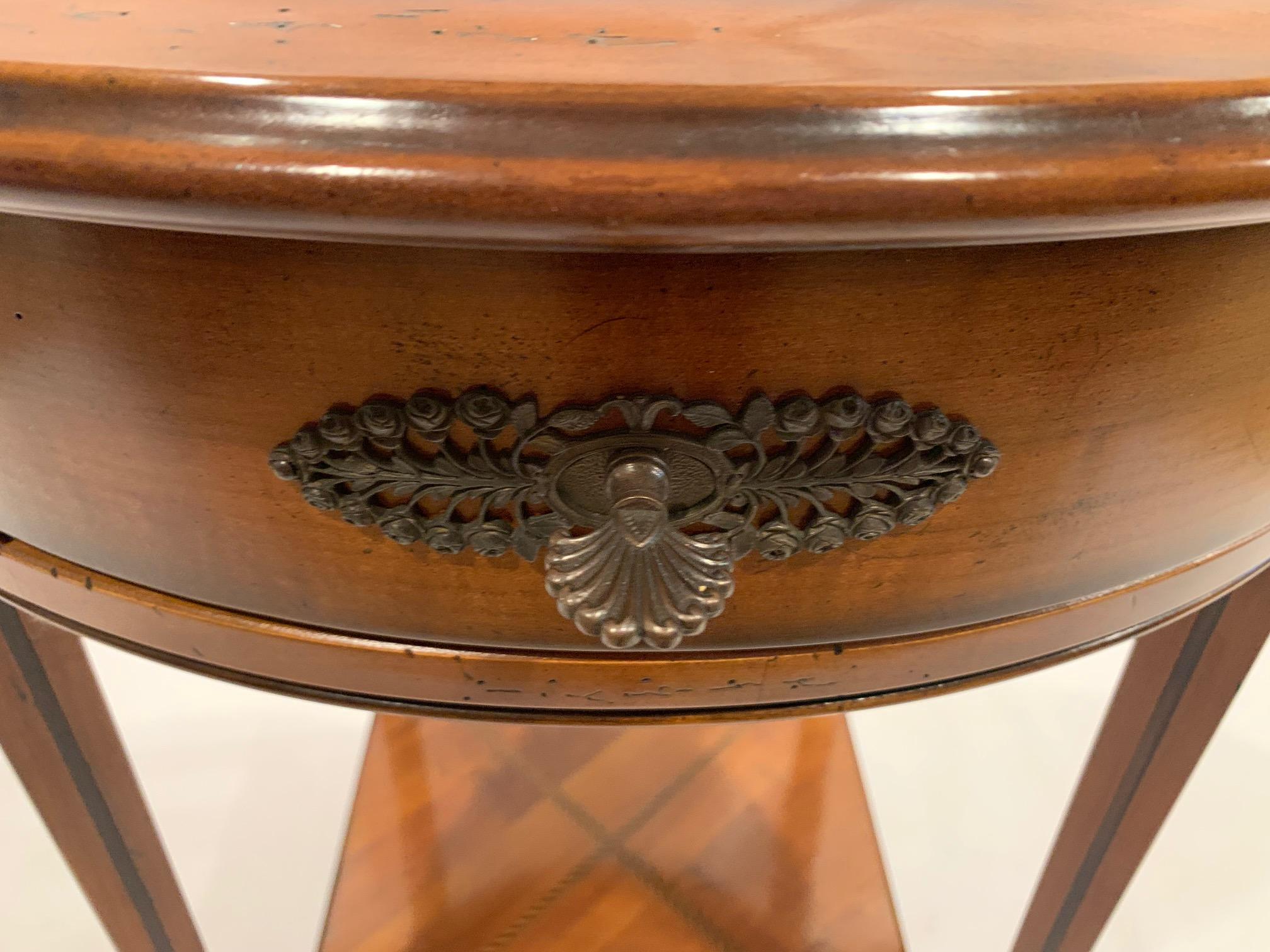 Nord-américain Table d'appoint ronde en bois fruitier de belle facture avec plateau en marbre inséré en vente
