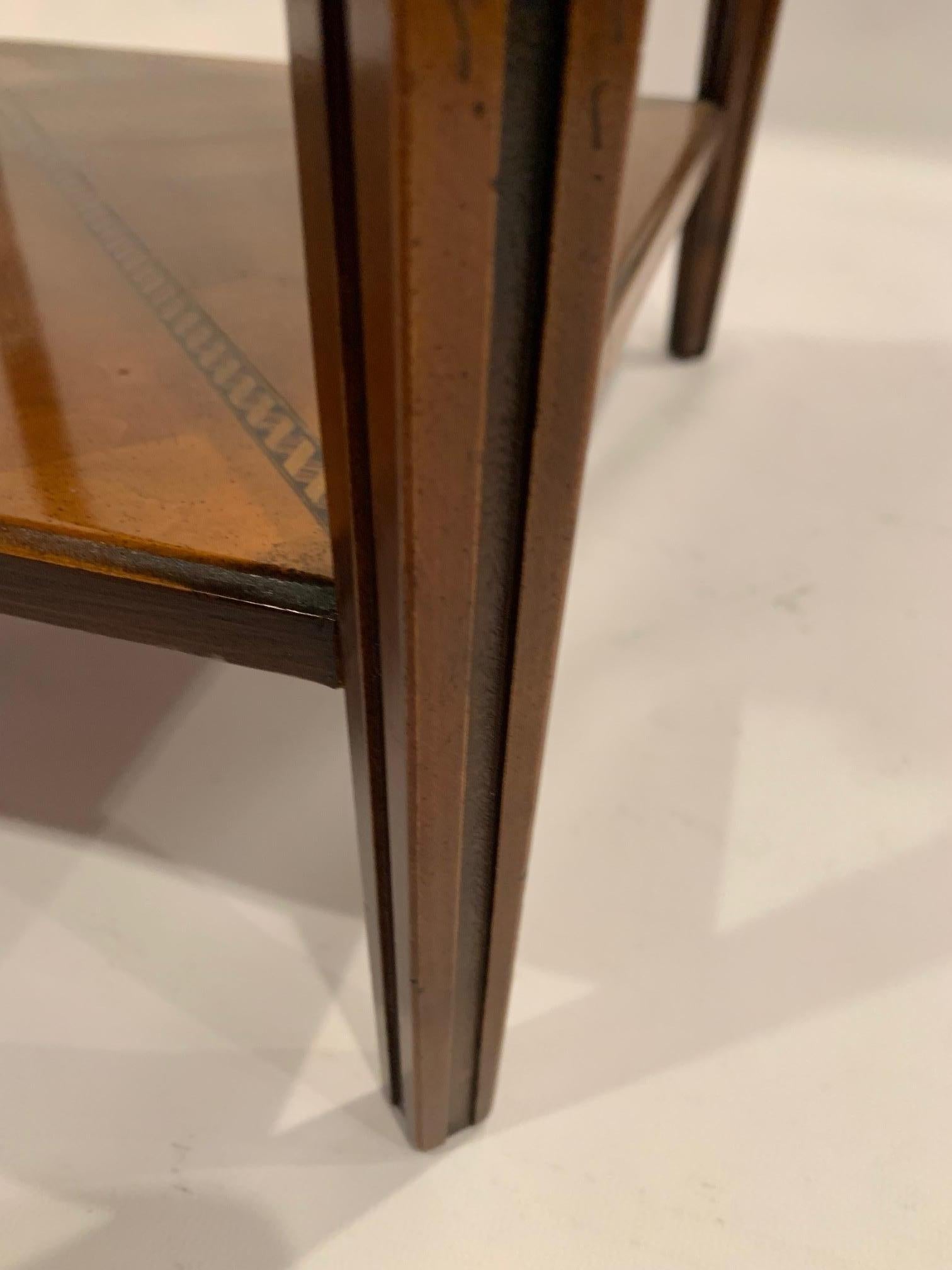 XXIe siècle et contemporain Table d'appoint ronde en bois fruitier de belle facture avec plateau en marbre inséré en vente