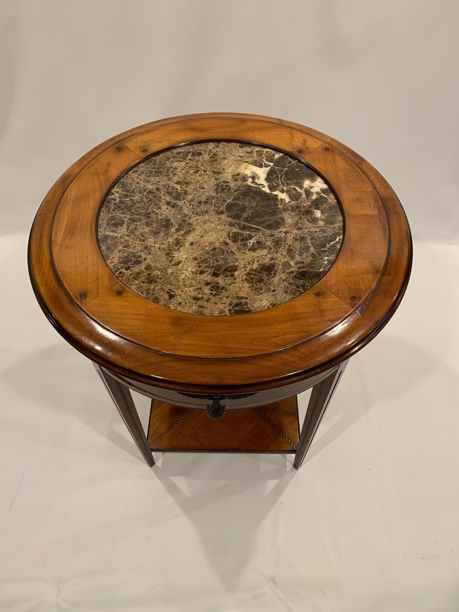 Marbre Table d'appoint ronde en bois fruitier de belle facture avec plateau en marbre inséré en vente