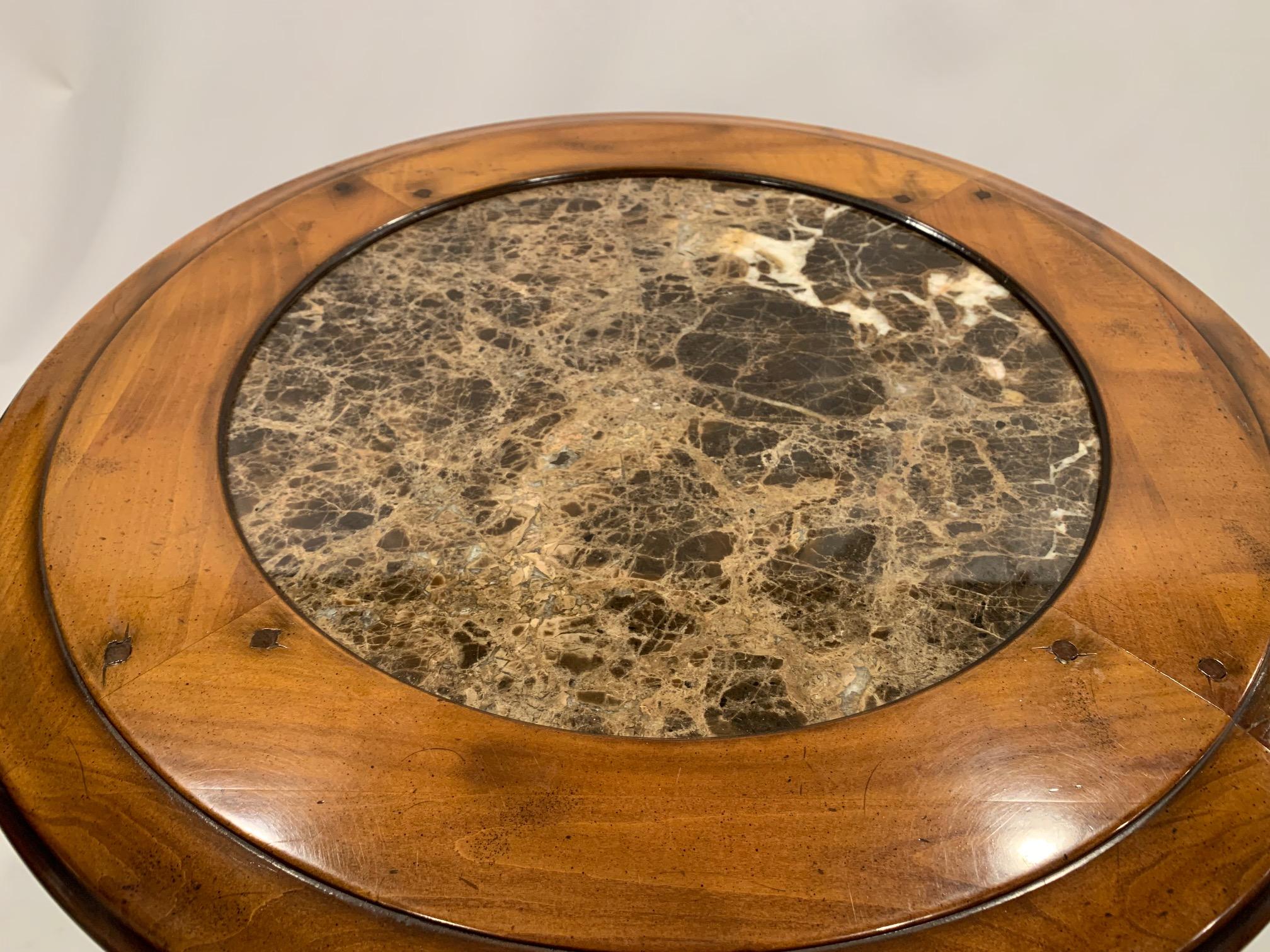 Table d'appoint ronde en bois fruitier de belle facture avec plateau en marbre inséré en vente 1