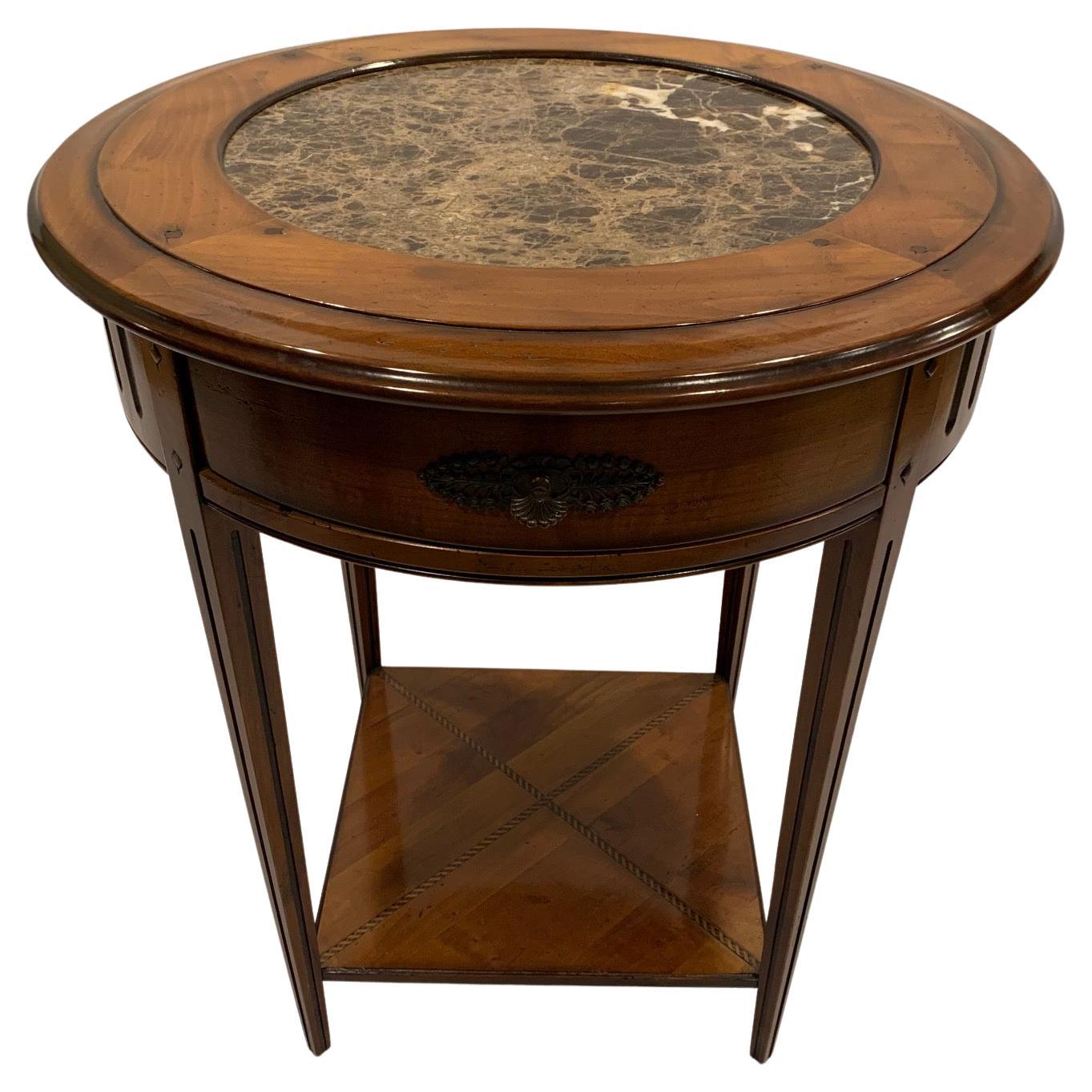 Table d'appoint ronde en bois fruitier de belle facture avec plateau en marbre inséré en vente