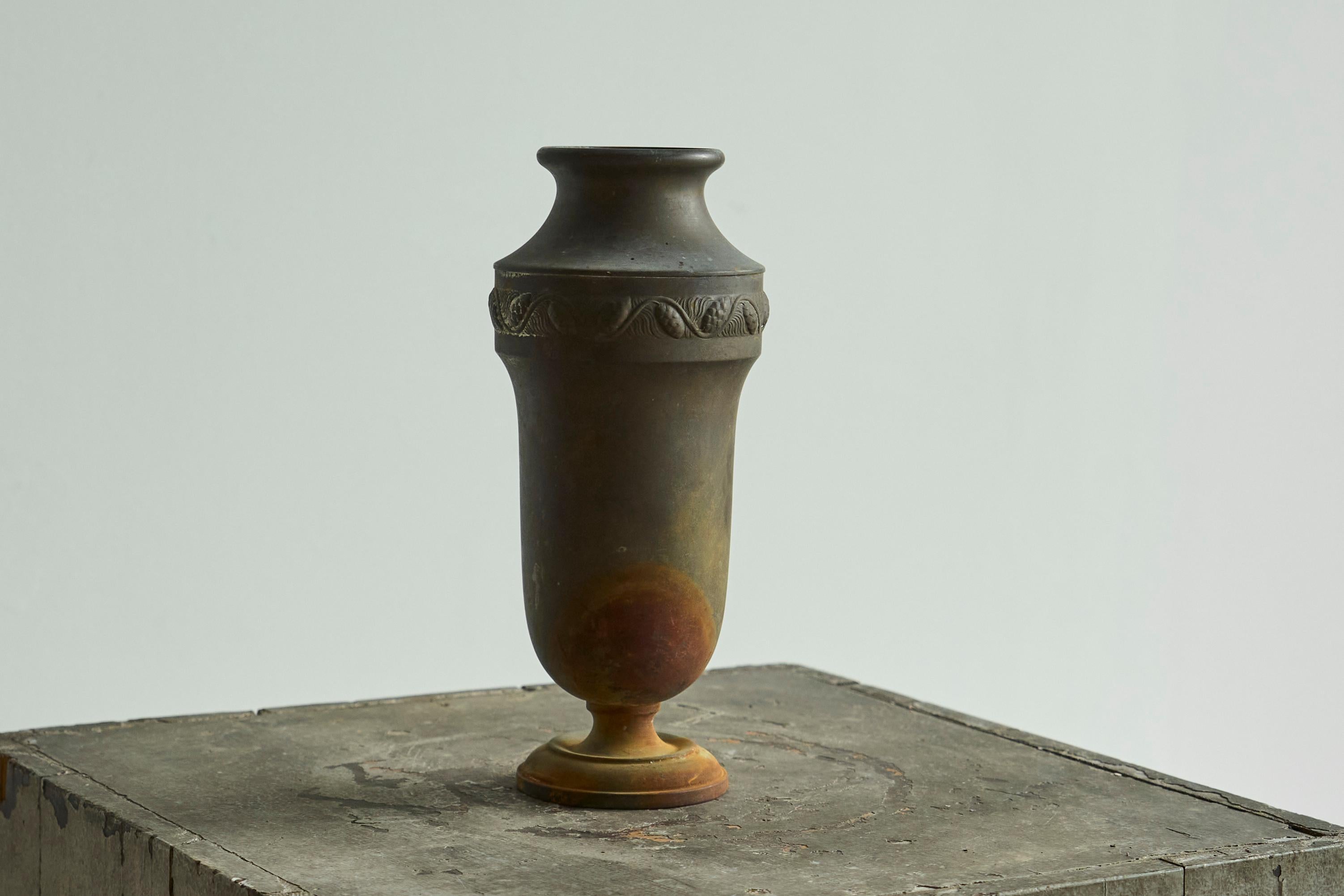 Vase Art déco en métal magnifiquement patiné Bon état - En vente à Meer, VAN