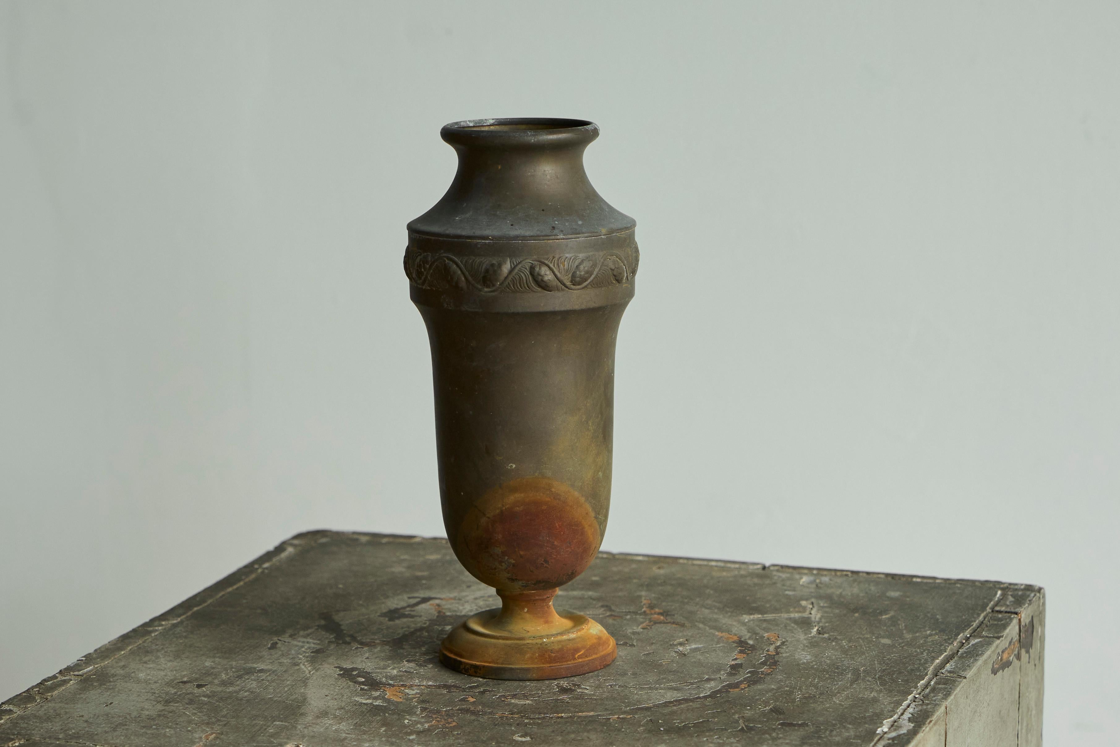 Vase Art déco en métal magnifiquement patiné en vente 1