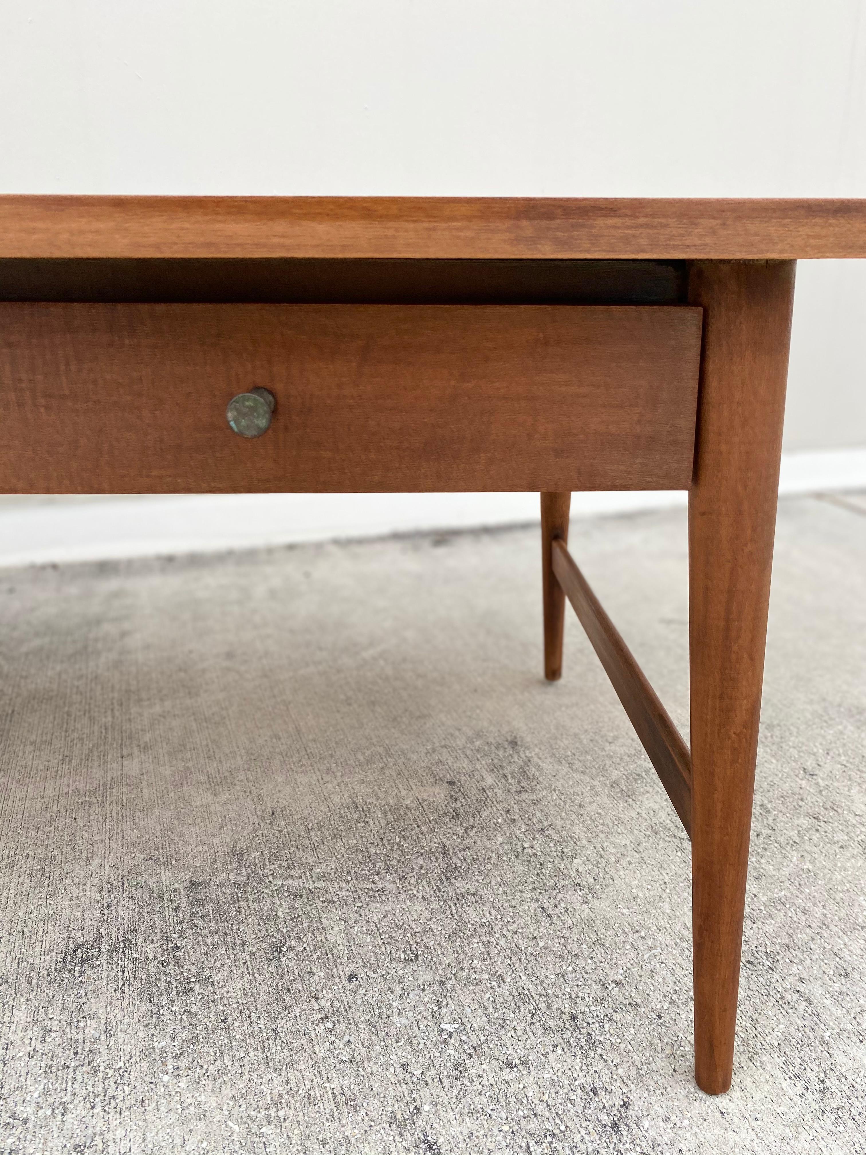Beautifully Refinished Paul McCobb Planner Group Coffee Table In Good Condition For Sale In Brooklyn, NY