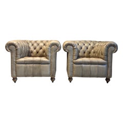 Sillones Chesterfield Club de mediados del siglo XX bellamente restaurados en cuero teñido a mano
