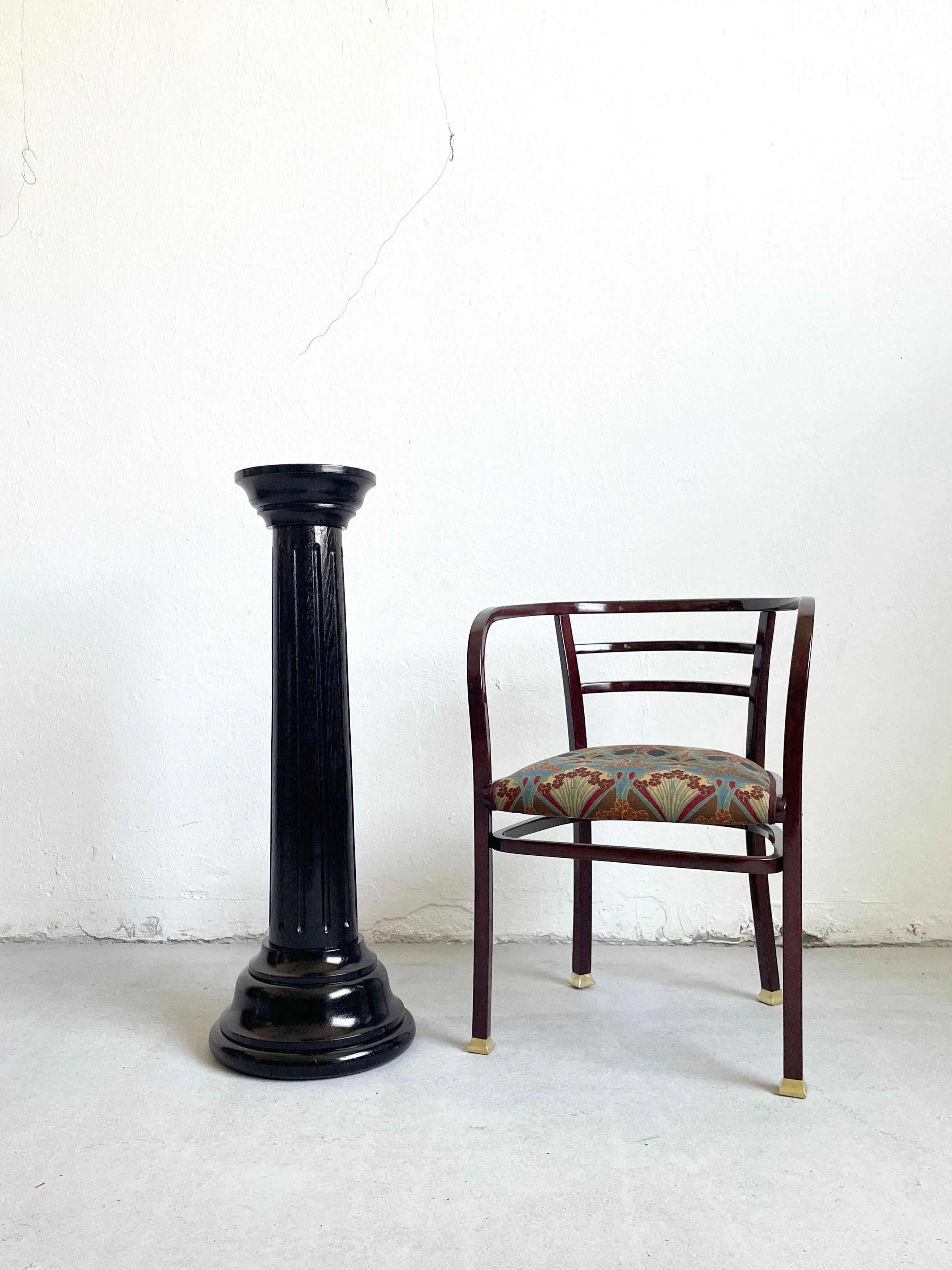 Fully restored neoclassical column shaped pedestal or stand handcrafted between the late 19th century and early 20th century

Made of oak in black color, refinished with shellac

The pedestal has been beautifully restored and remains in