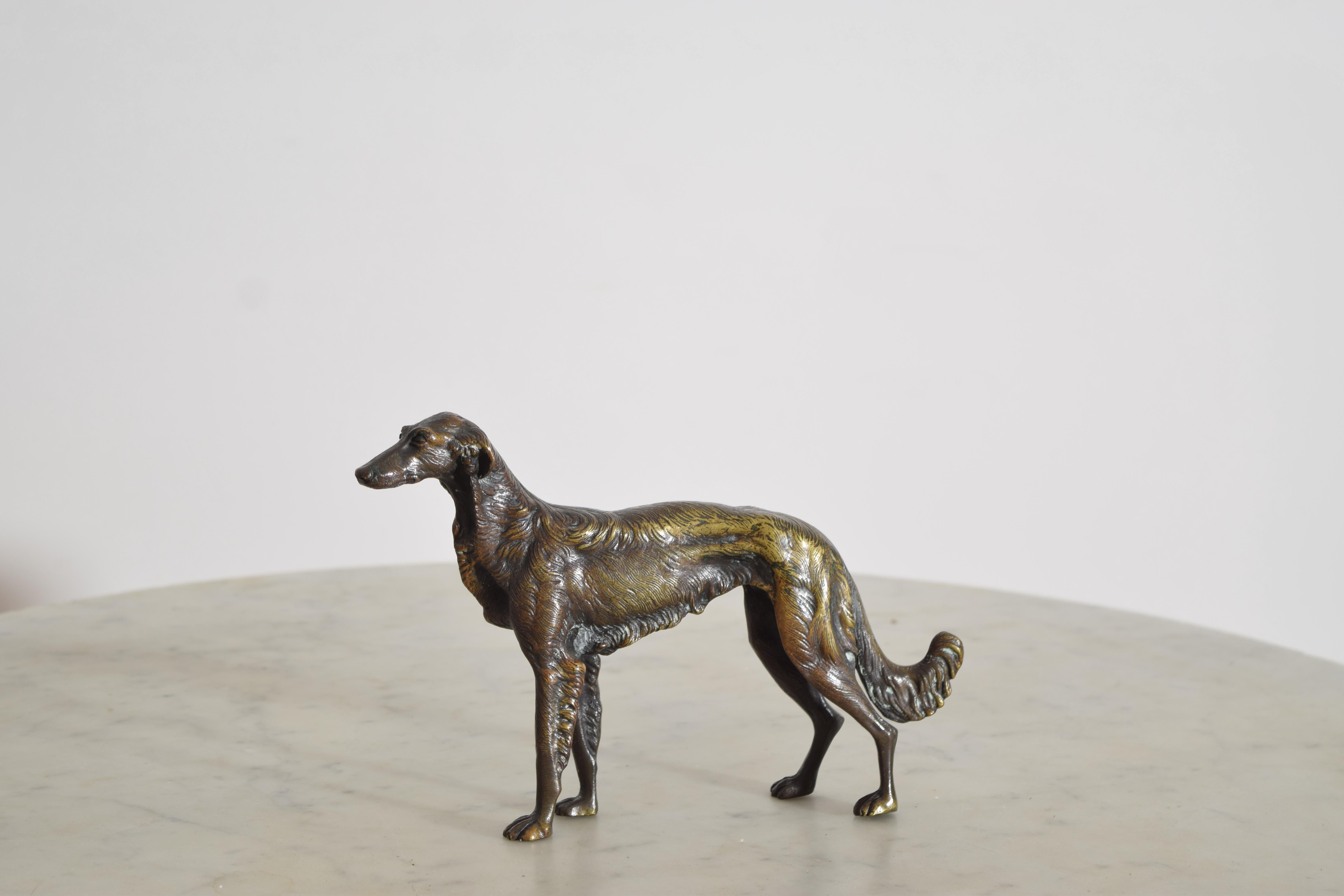 Raro e ambito esemplare in bronzo di Mastino russo ottimamente scolpito in una splendida posizione.