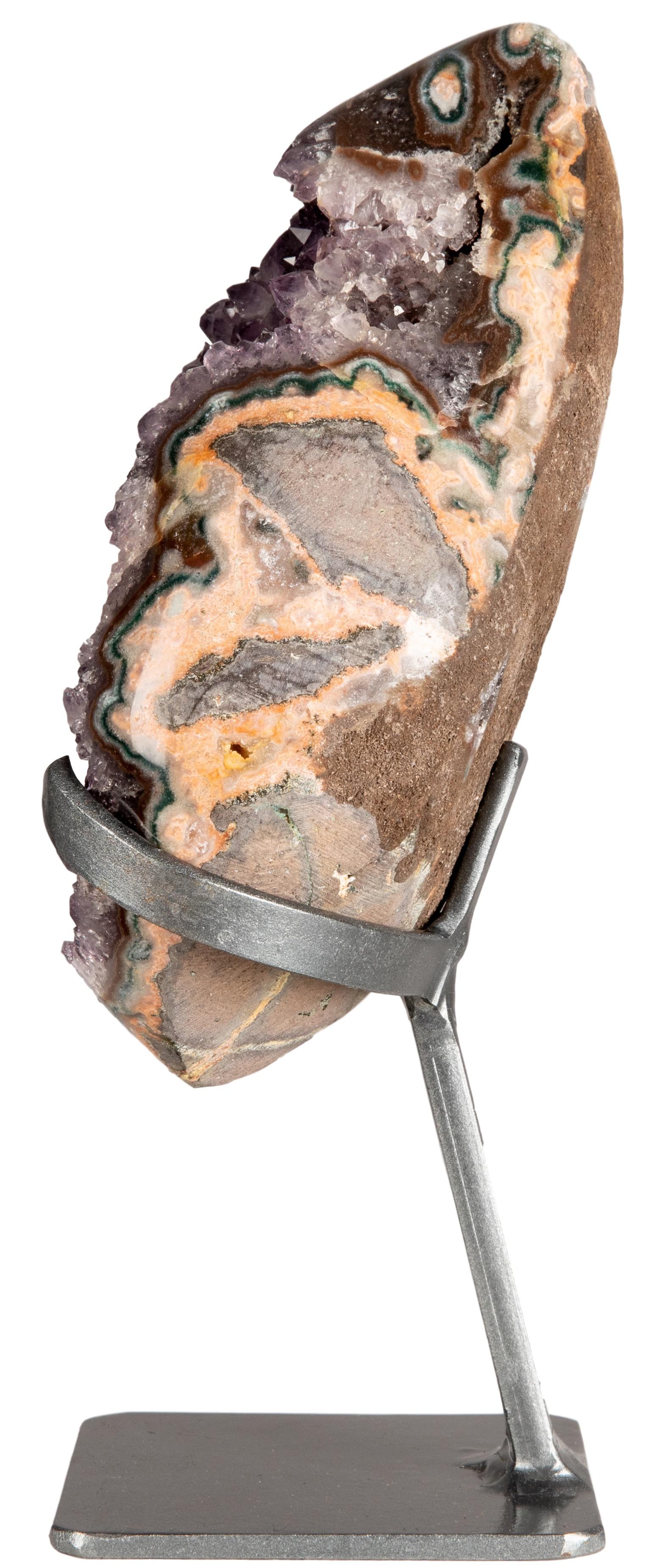 Uno squisito grappolo di ametista viola intenso con formazione di stalattiti. Questo pezzo naturale è circondato e abbellito da una splendida cornice lucida, dove è possibile vedere gli strati minerali che si sviluppano dal basalto grezzo, all'agata