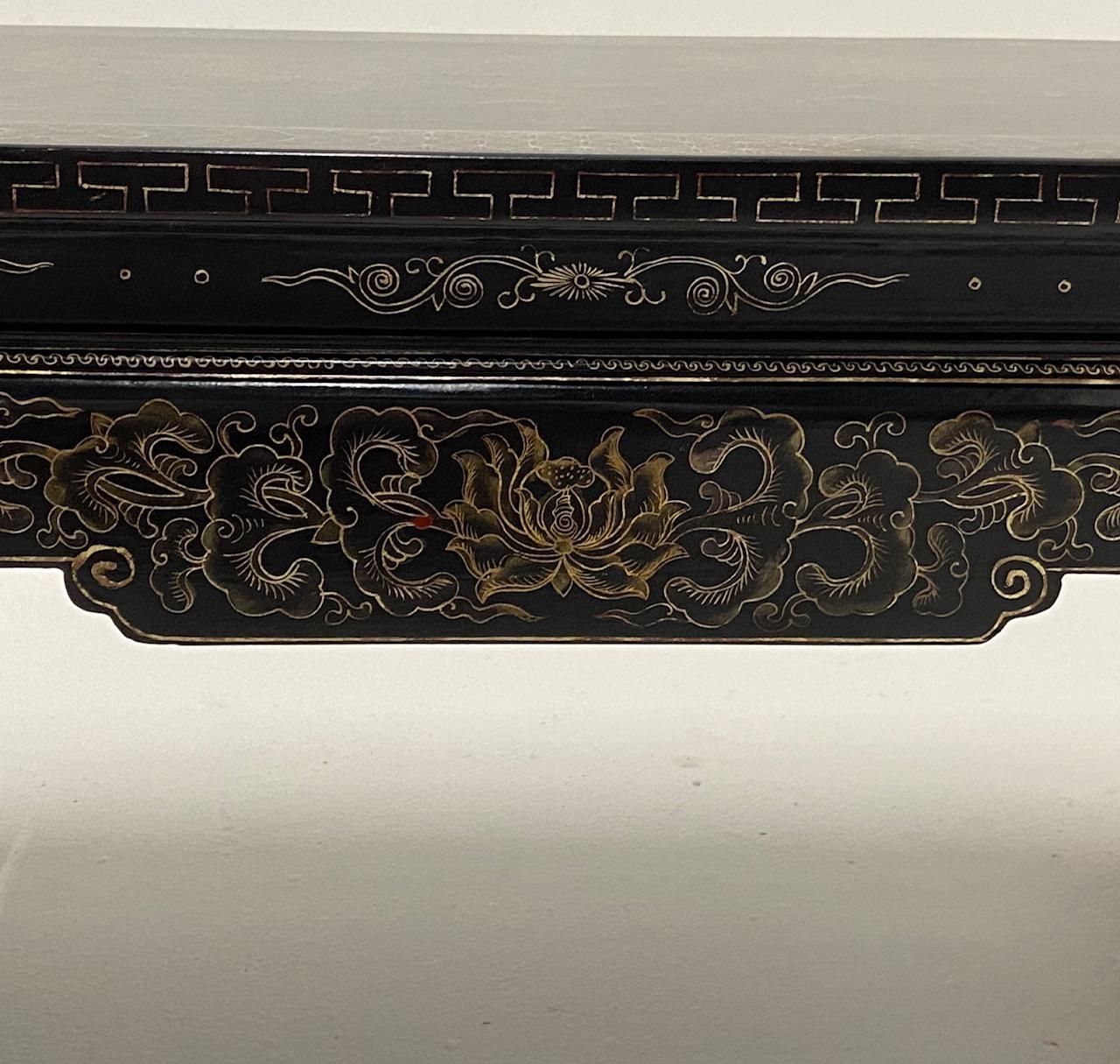 Table en laque chinoise magnifiquement façonnée et décorée en vente 4