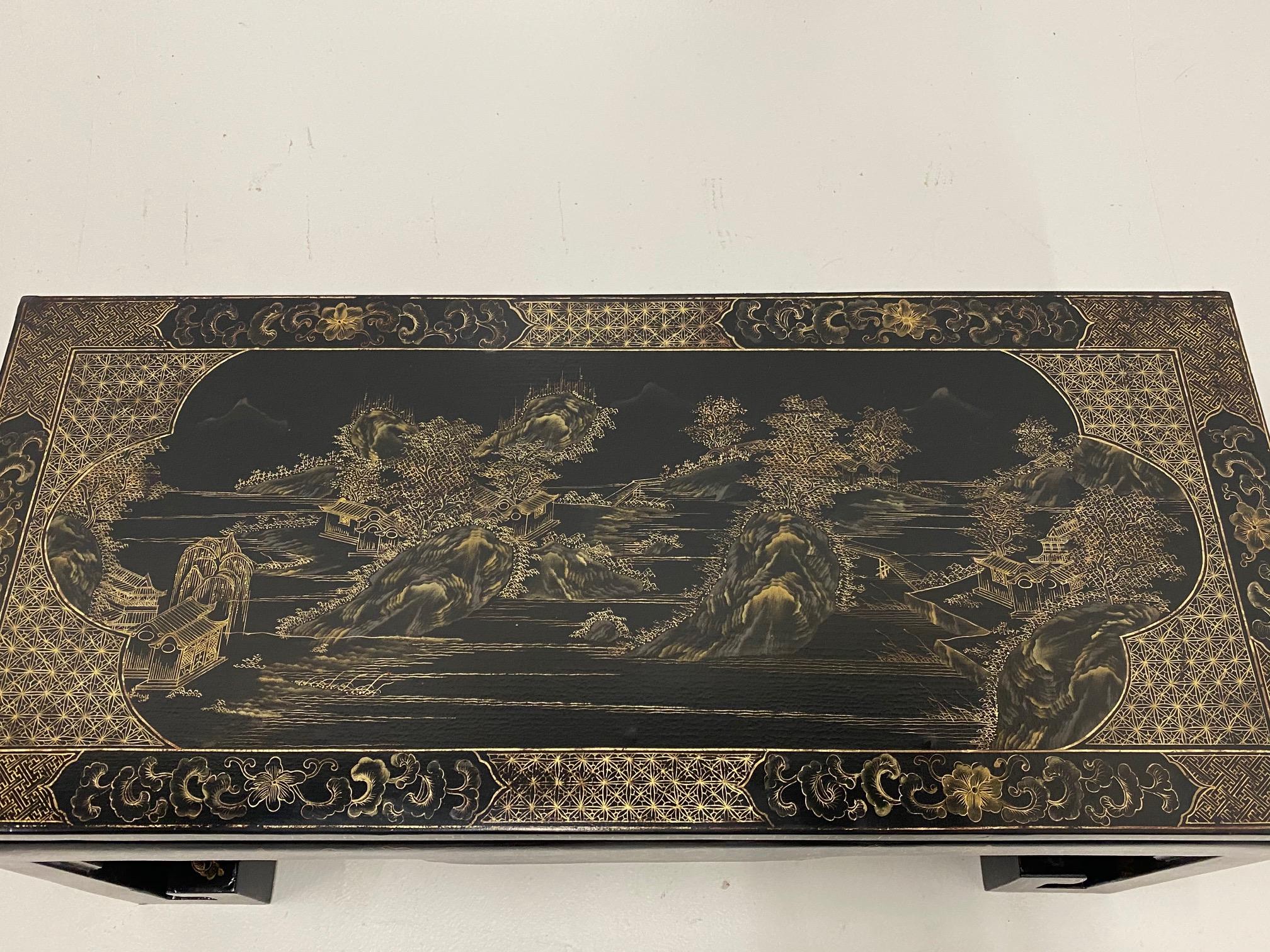 Table en laque chinoise magnifiquement façonnée et décorée en vente 5