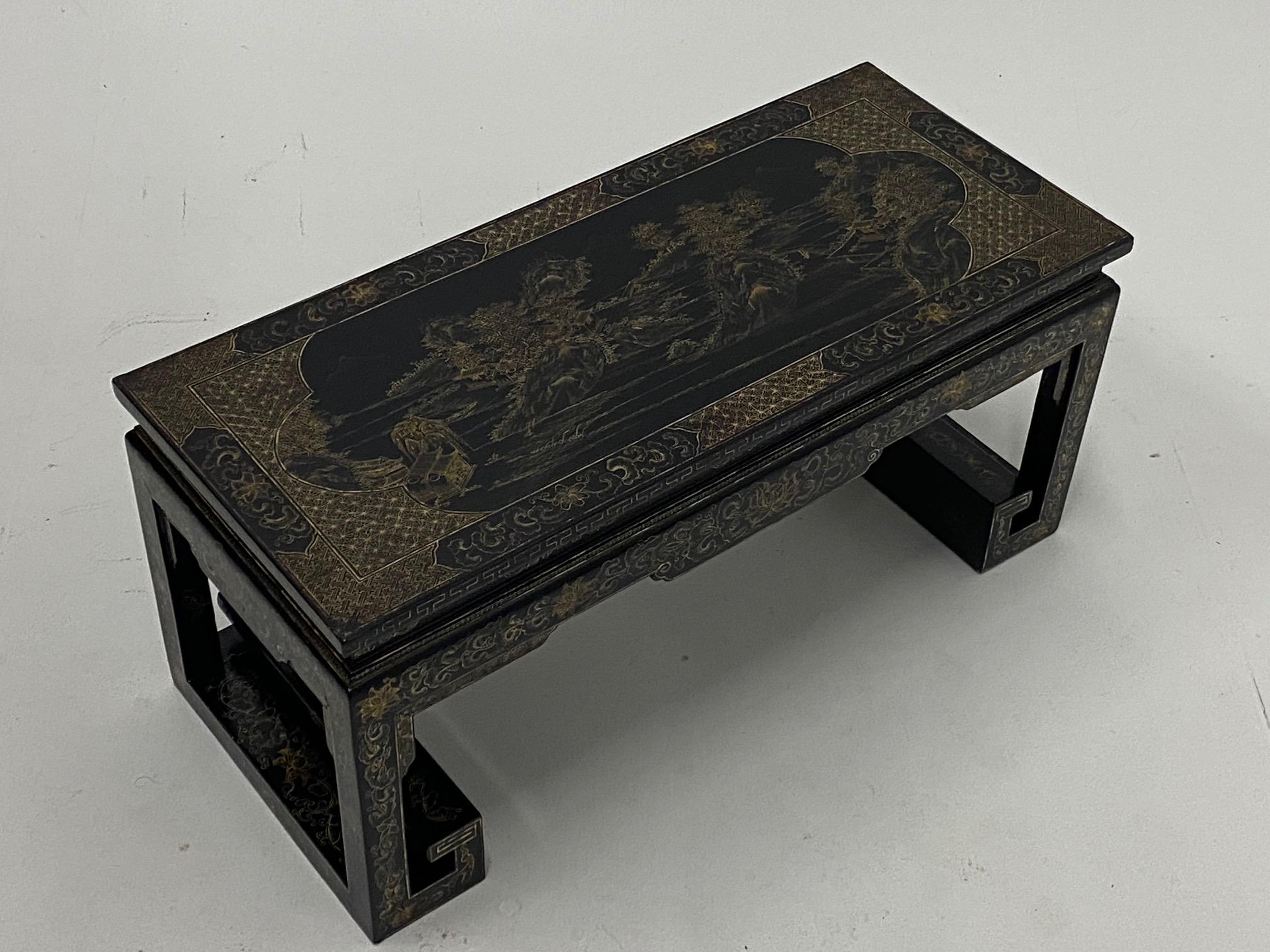 Exportation chinoise Table en laque chinoise magnifiquement façonnée et décorée en vente