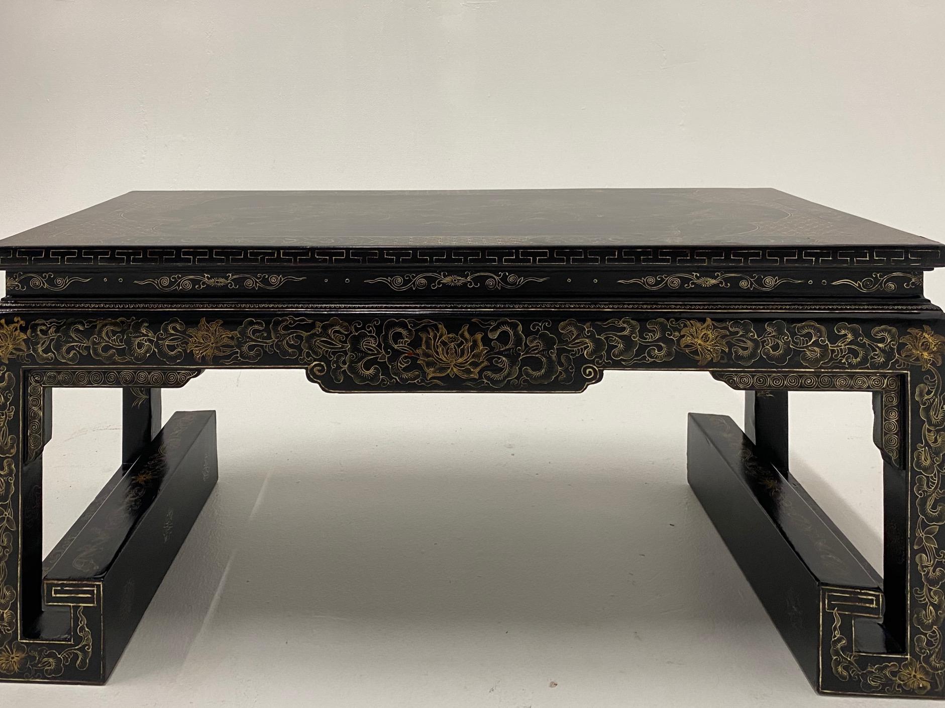 Table en laque chinoise magnifiquement façonnée et décorée Bon état - En vente à Hopewell, NJ