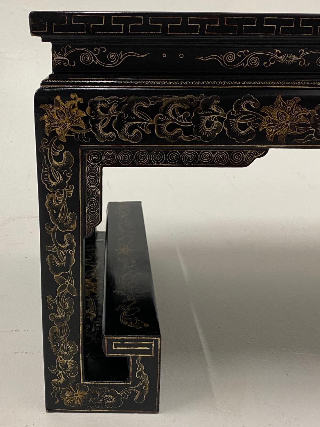 Milieu du XXe siècle Table en laque chinoise magnifiquement façonnée et décorée en vente