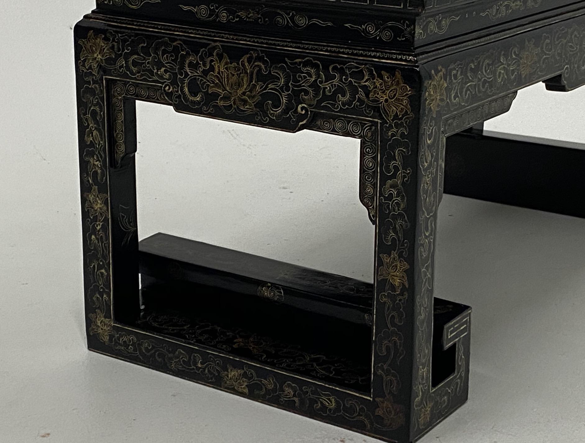 Beautifully Shaped and Decorated Chinese Lacquer Table For Sale 1