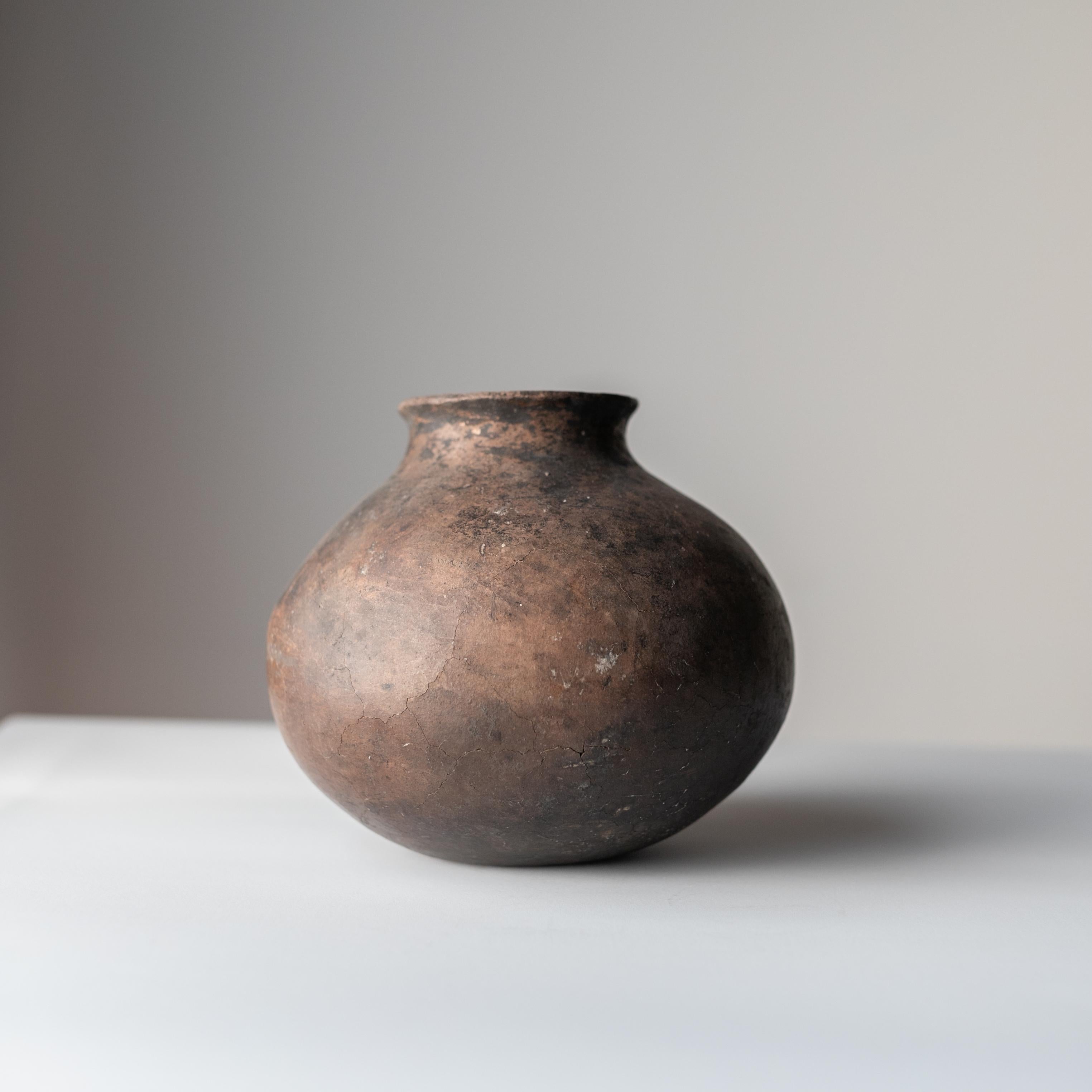 I would like to introduce you to a very beautiful form of time.
This is probably an earthenware vessel made in Peru, South America.
In Peru, there are many earthenware with many round curves, and many of them have polished and smooth surfaces.
There