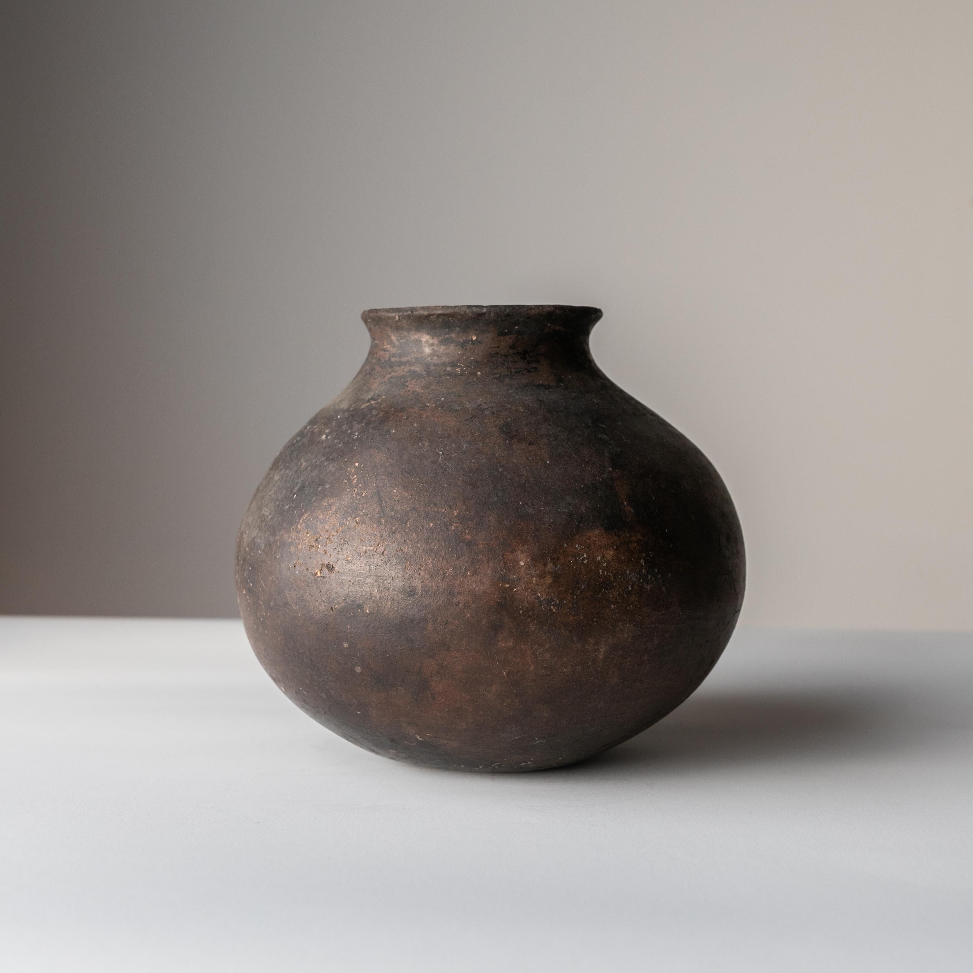 Schön geformte schwarze Steingutvase/16.-17. Jahrhundert/Wabi-sabi-Vase aus Steingut (Sonstiges) im Angebot