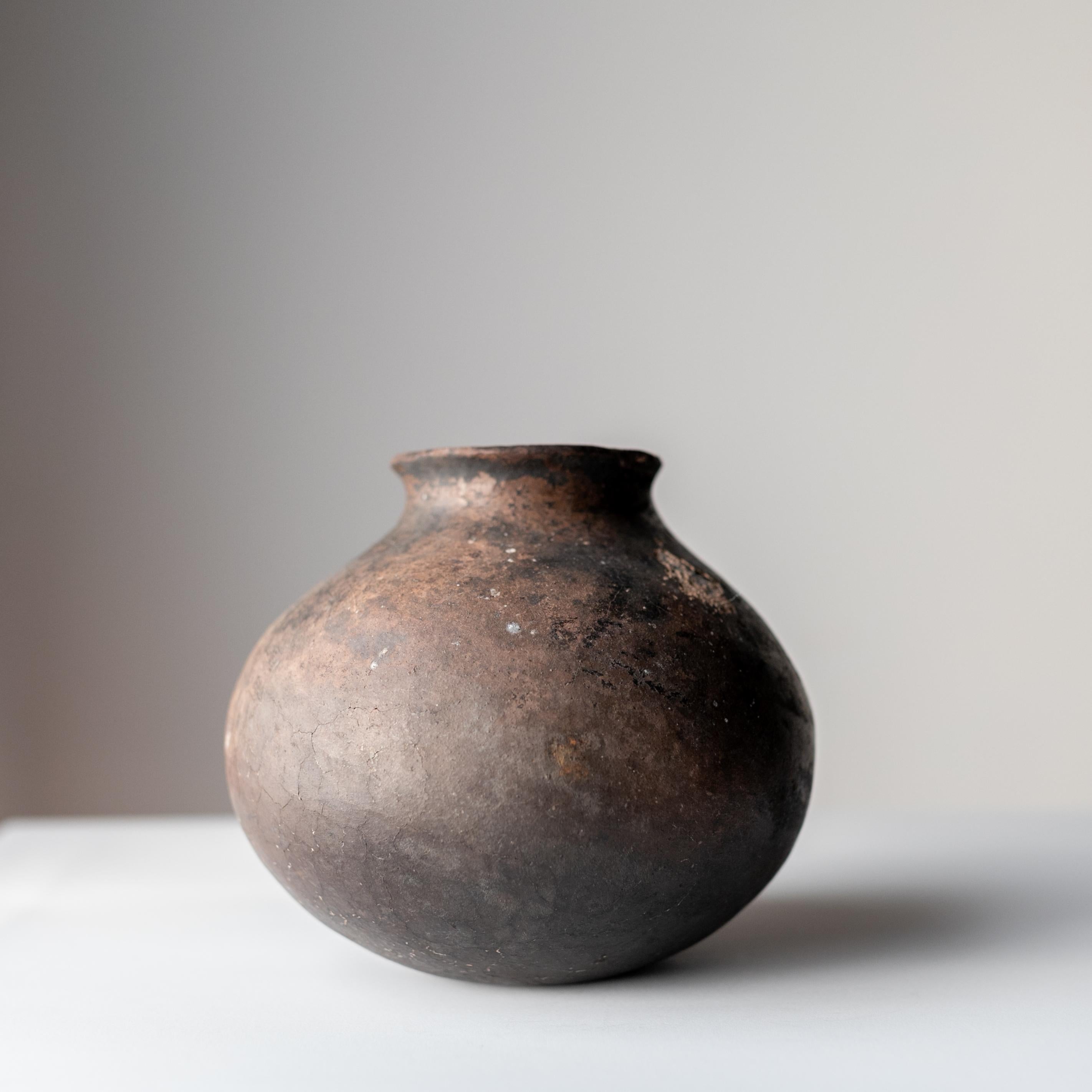 Schön geformte schwarze Steingutvase/16.-17. Jahrhundert/Wabi-sabi-Vase aus Steingut (Peruanisch) im Angebot