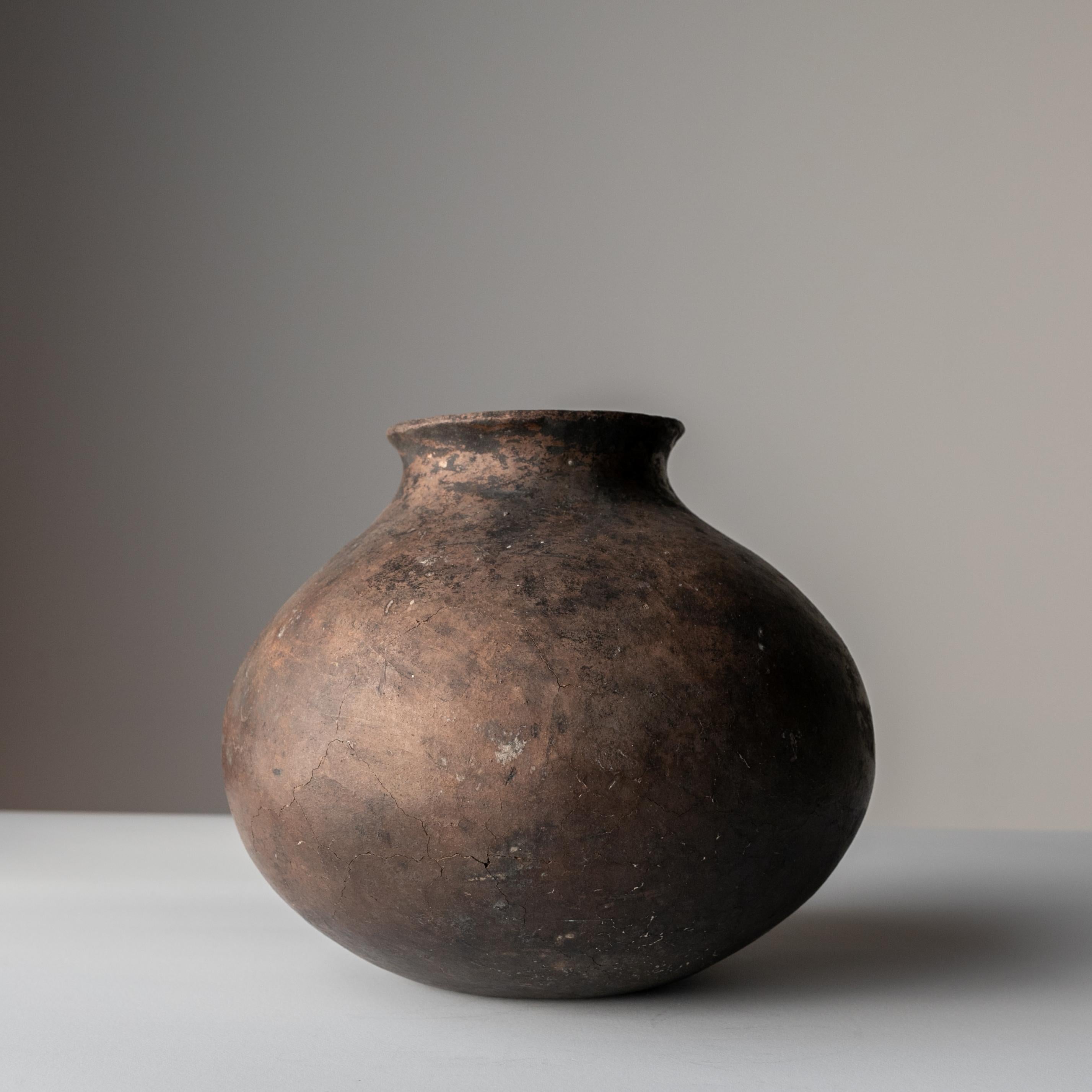 Schön geformte schwarze Steingutvase/16.-17. Jahrhundert/Wabi-sabi-Vase aus Steingut (Handgefertigt) im Angebot