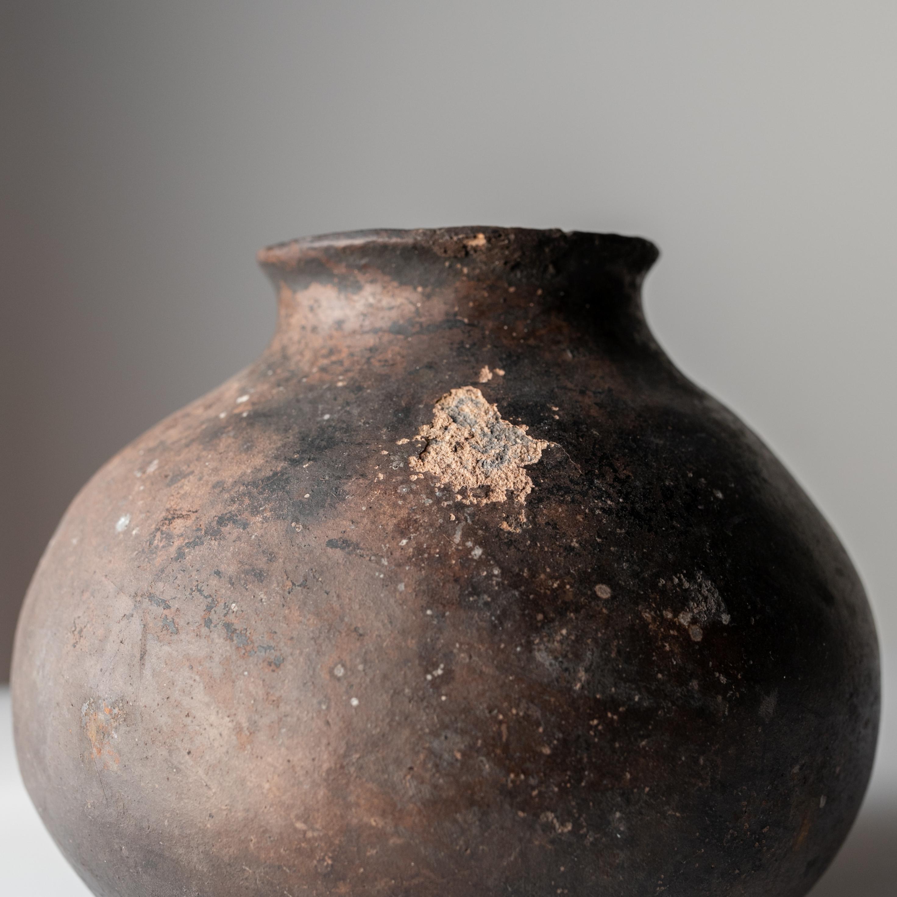 Beautifully shaped black earthenware/16th-17th century/Wabi-sabi vase In Good Condition For Sale In Sammu-shi, Chiba