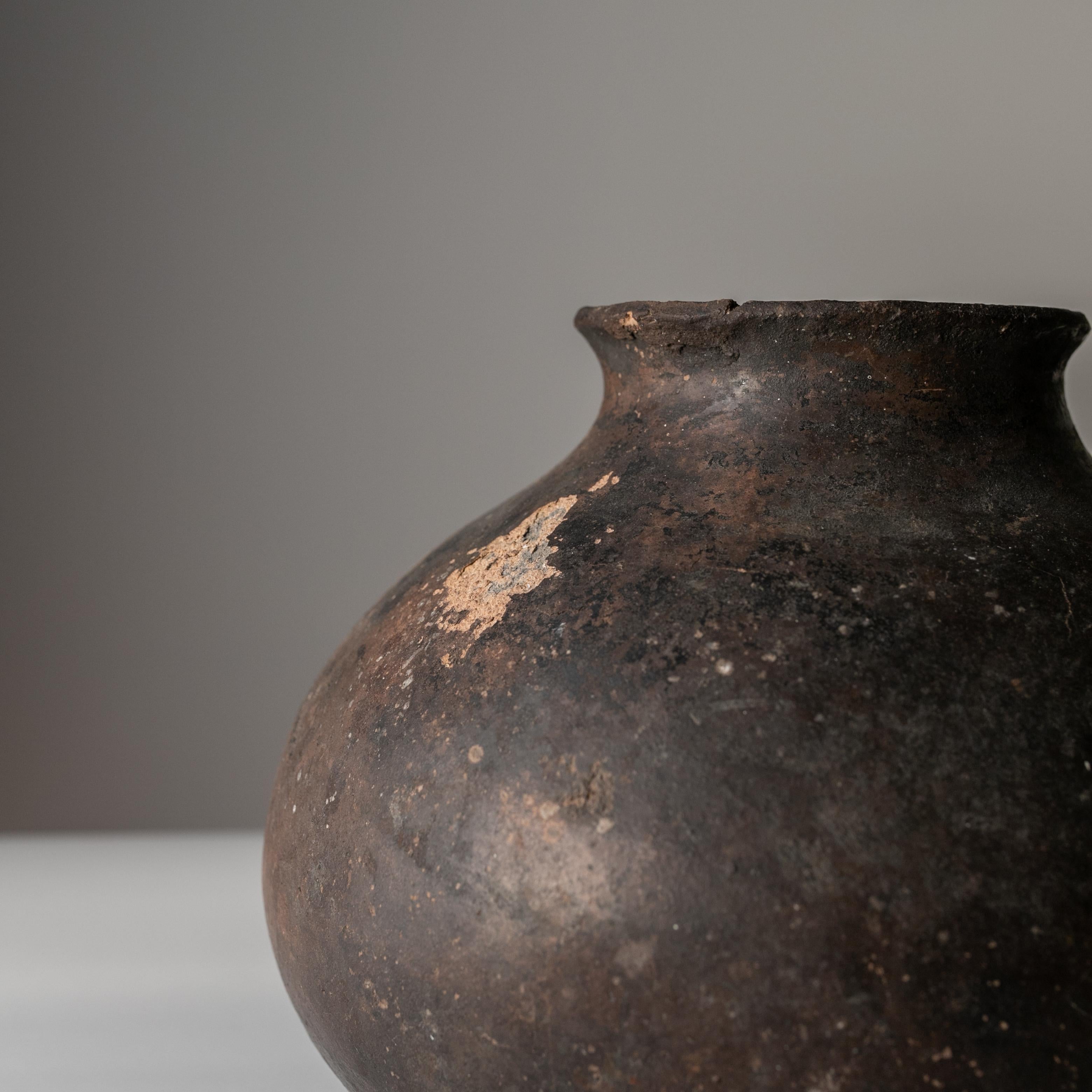 Schön geformte schwarze Steingutvase/16.-17. Jahrhundert/Wabi-sabi-Vase aus Steingut (18. Jahrhundert und früher) im Angebot