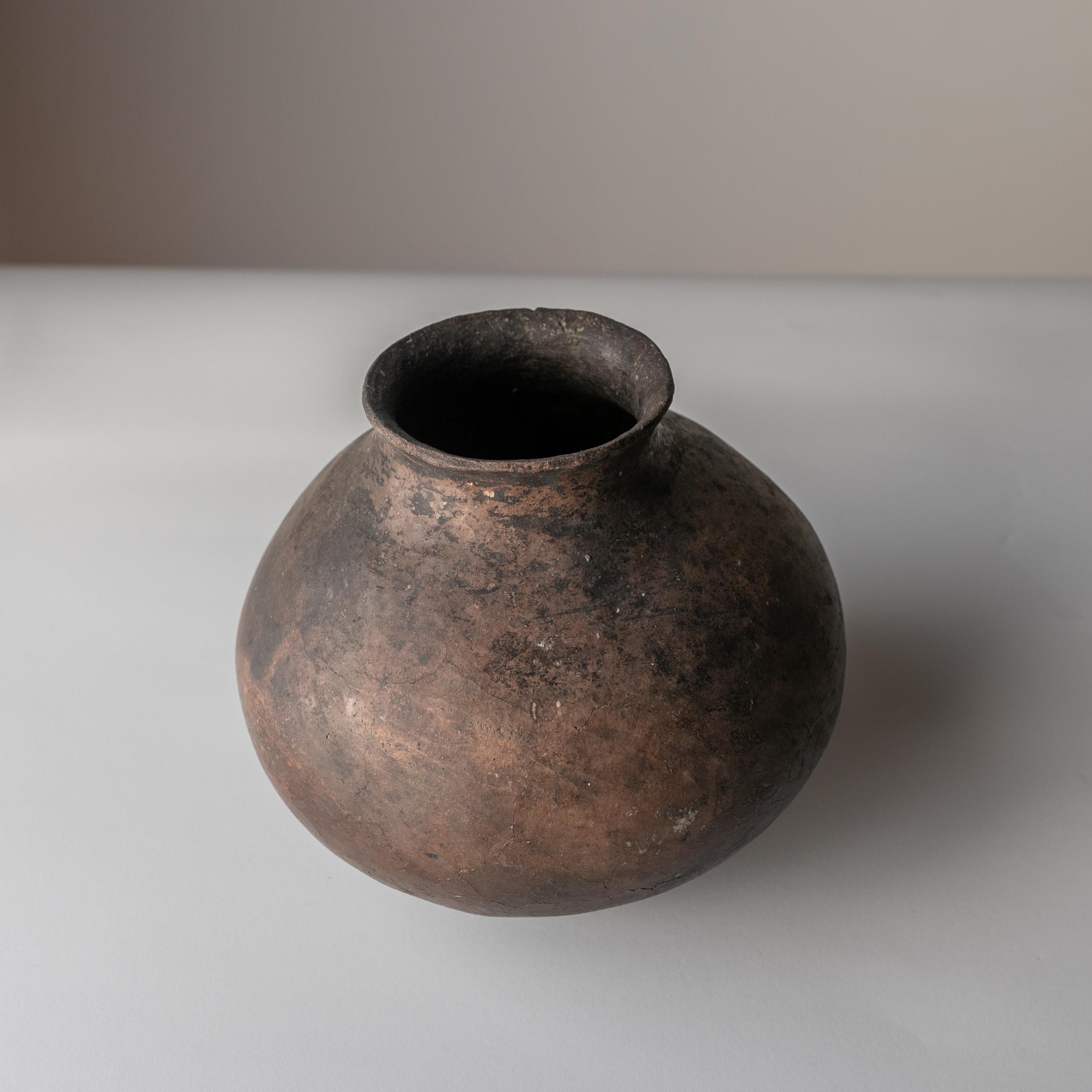 Schön geformte schwarze Steingutvase/16.-17. Jahrhundert/Wabi-sabi-Vase aus Steingut (Töpferwaren) im Angebot