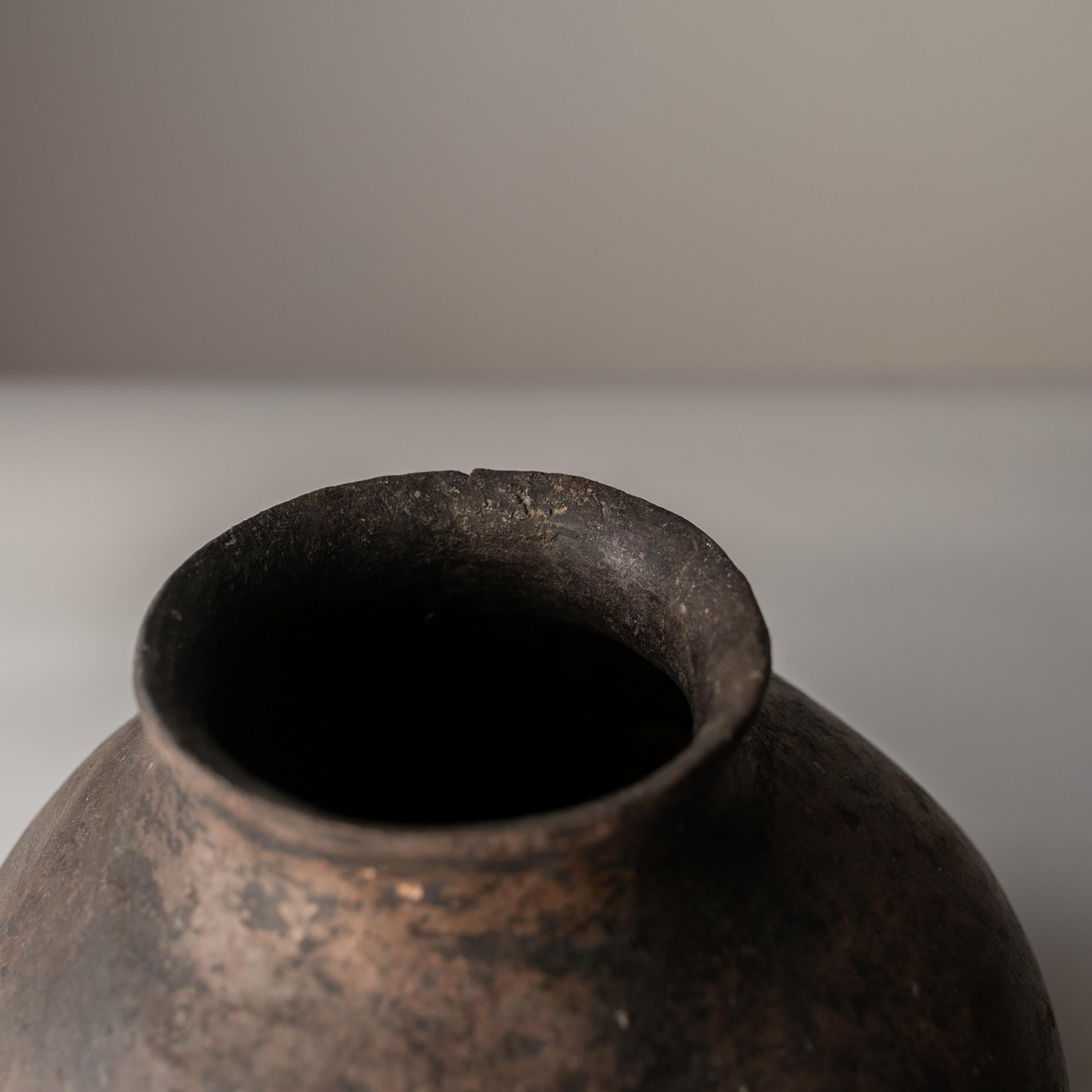 Schön geformte schwarze Steingutvase/16.-17. Jahrhundert/Wabi-sabi-Vase aus Steingut im Angebot 1