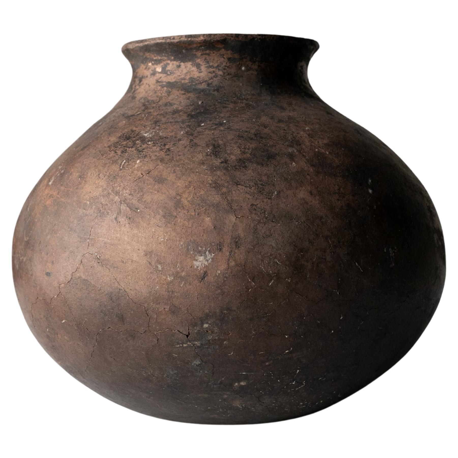 Schön geformte schwarze Steingutvase/16.-17. Jahrhundert/Wabi-sabi-Vase aus Steingut im Angebot