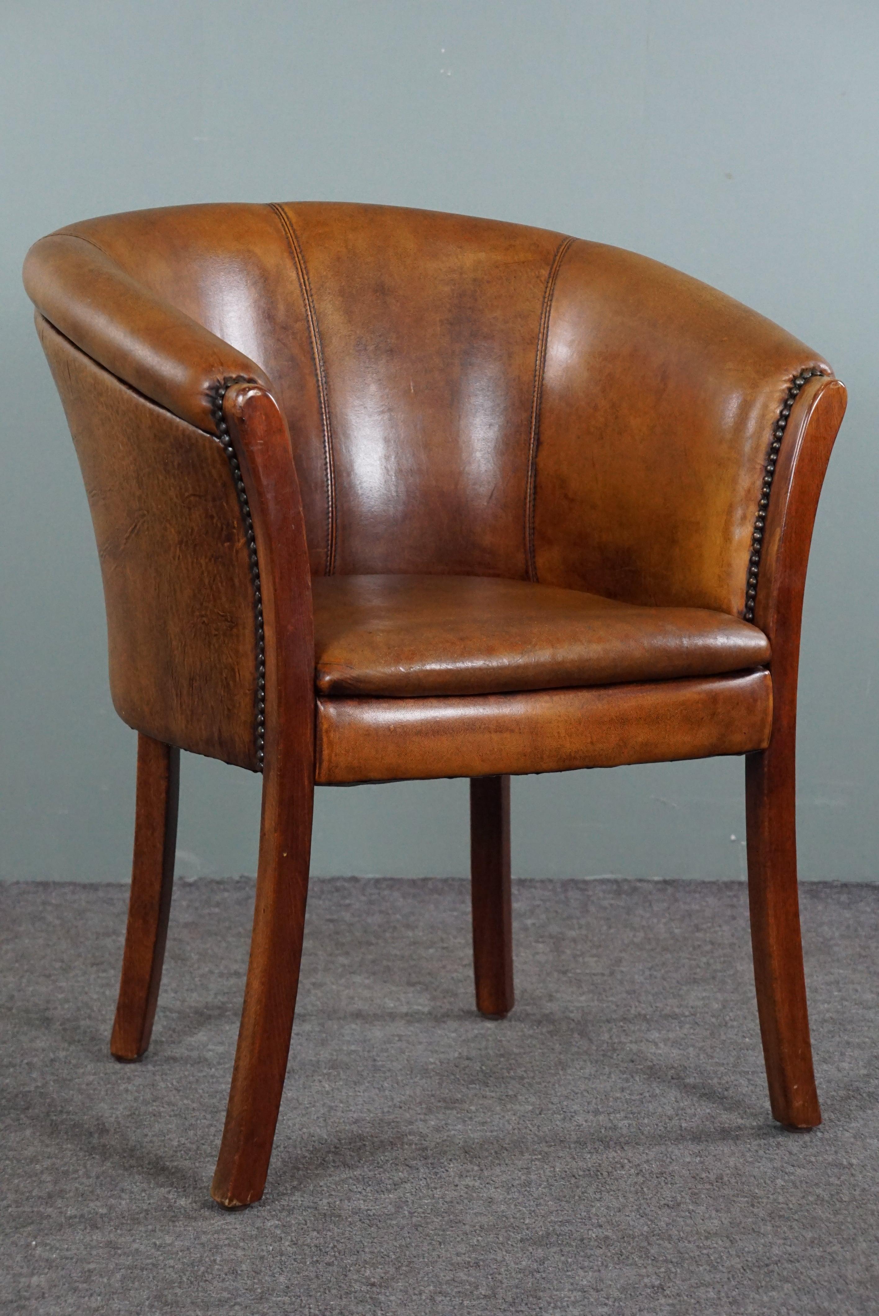 Cette magnifique chaise en peau de mouton, subtile et élancée, est ornée de clous décoratifs.

Ce fauteuil ou chaise d'appoint en cuir de mouton est multifonctionnel grâce à sa taille modeste et à la hauteur de son assise. Ce fauteuil en peau de