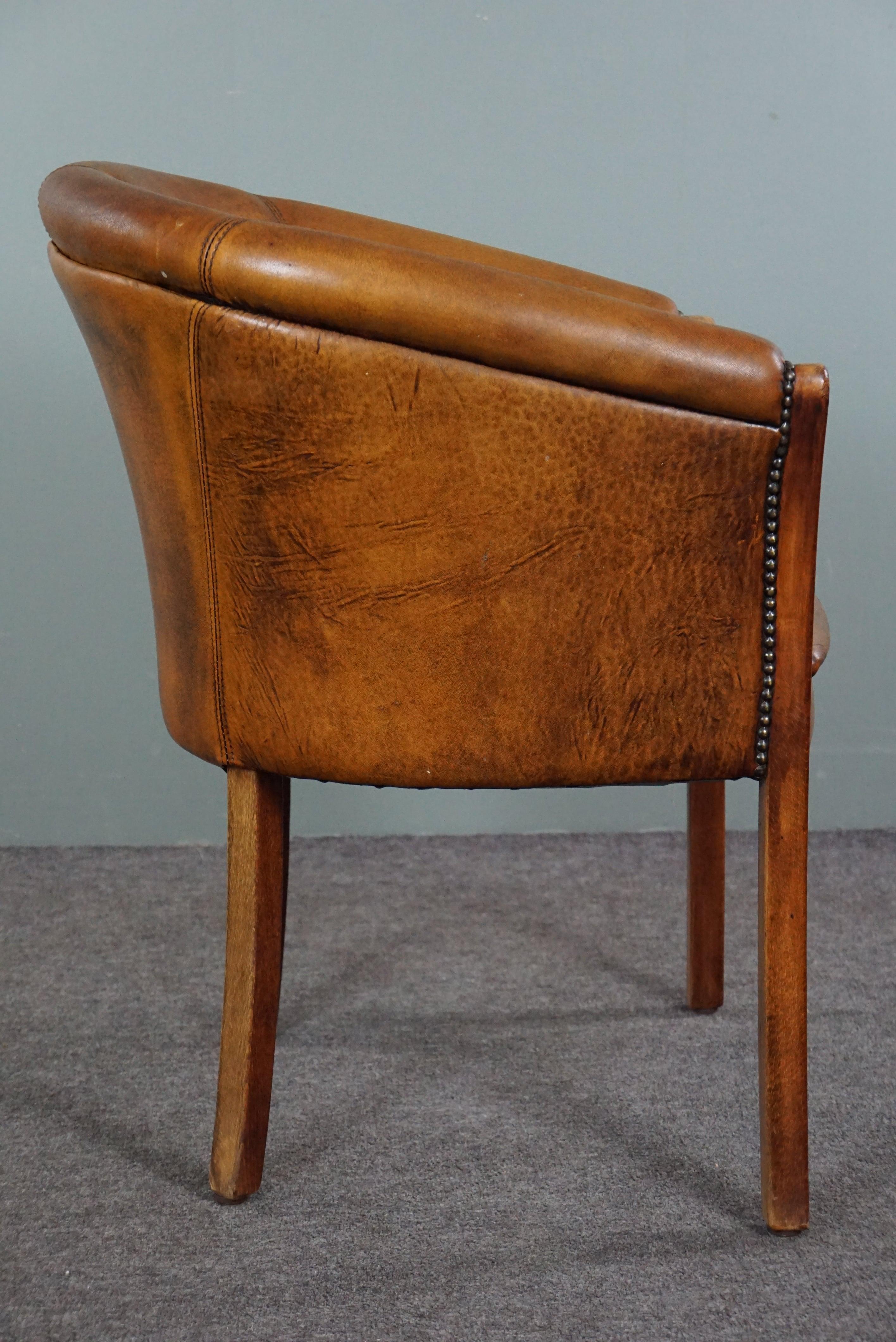 Beautifully shaped sheepskin side table/tub chair In Good Condition For Sale In Harderwijk, NL