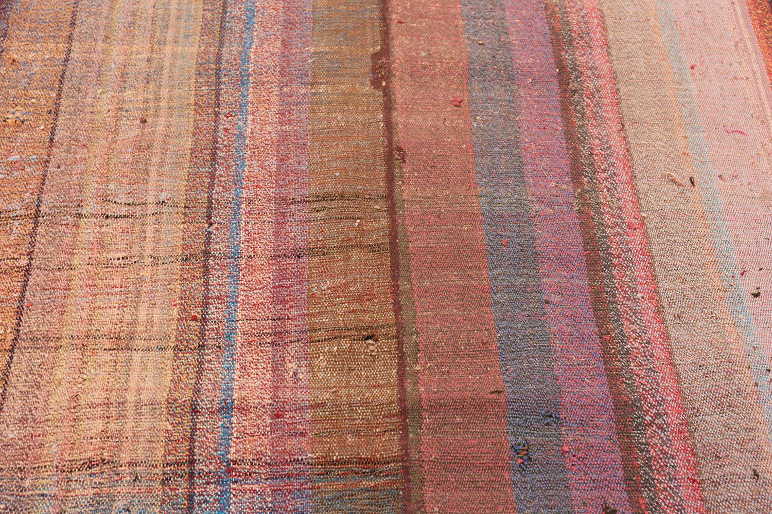 Hand-Woven Nazmiyal Collection Decorative Vintage Persian Kilim Rug. 8 ft 4 in x 11 ft 5 in