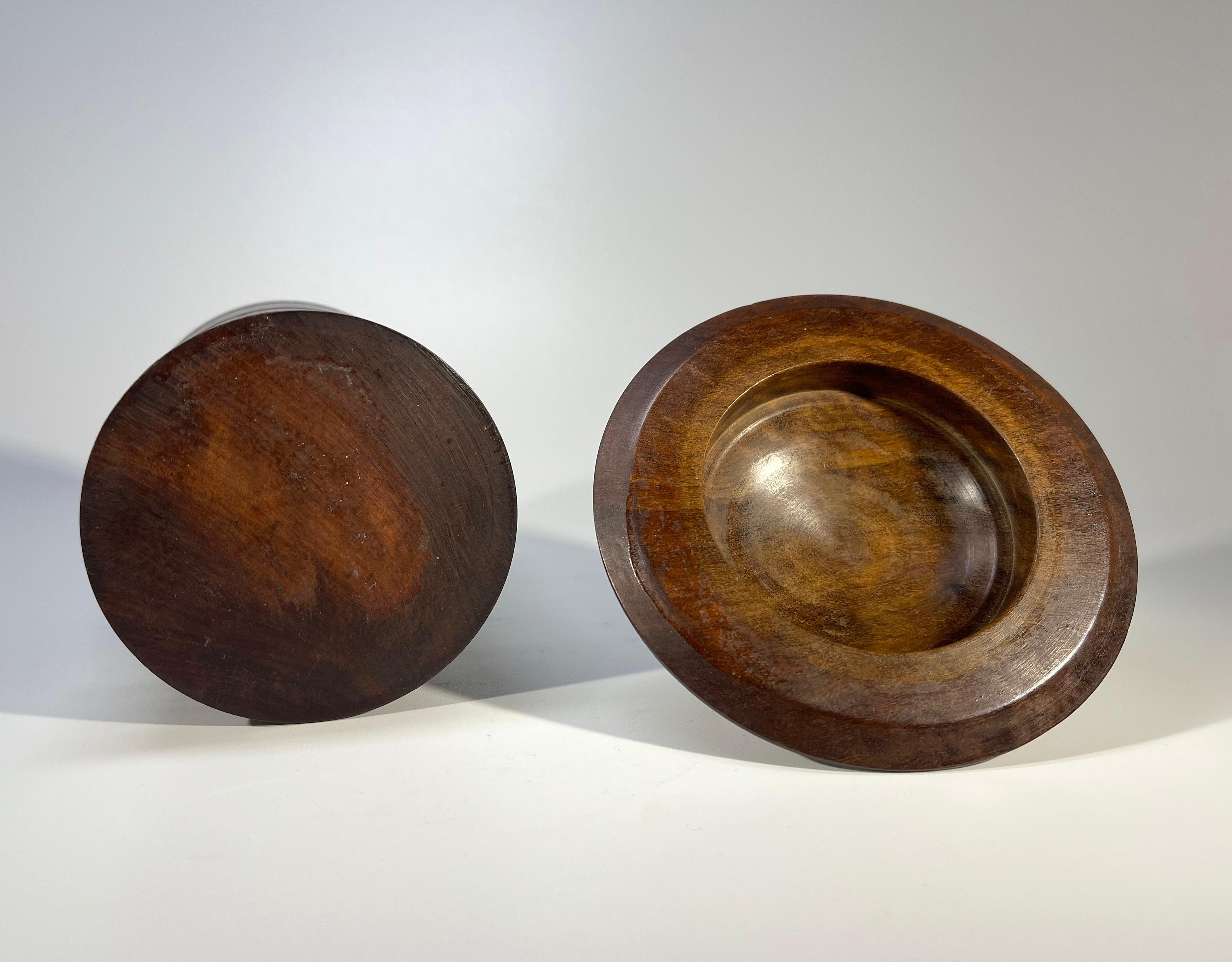Pot conique Ceylonese Porcupine Quill avec couvercle en bois foncé magnifiquement stylisé en vente 2